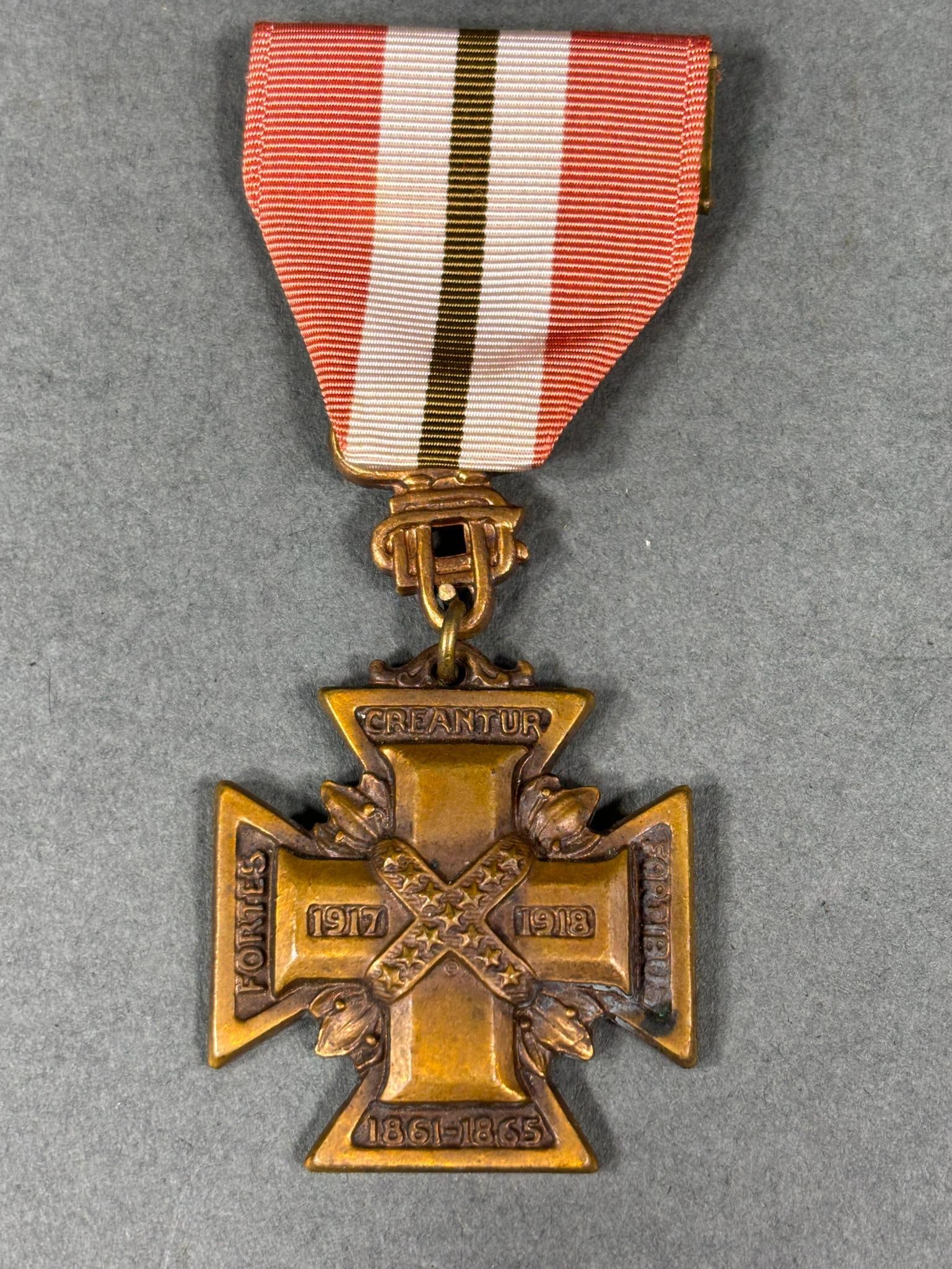 CIVIL WAR CONFEDERATE UDC - WWI SERVICE MEDAL: World War One United Daughter's of the Confederacy (UDC) Cross of Military Service. This medal is numbered 4228 on the reverse and manufacturer marked Medallic Art Co. The brooch is a replacement. The
