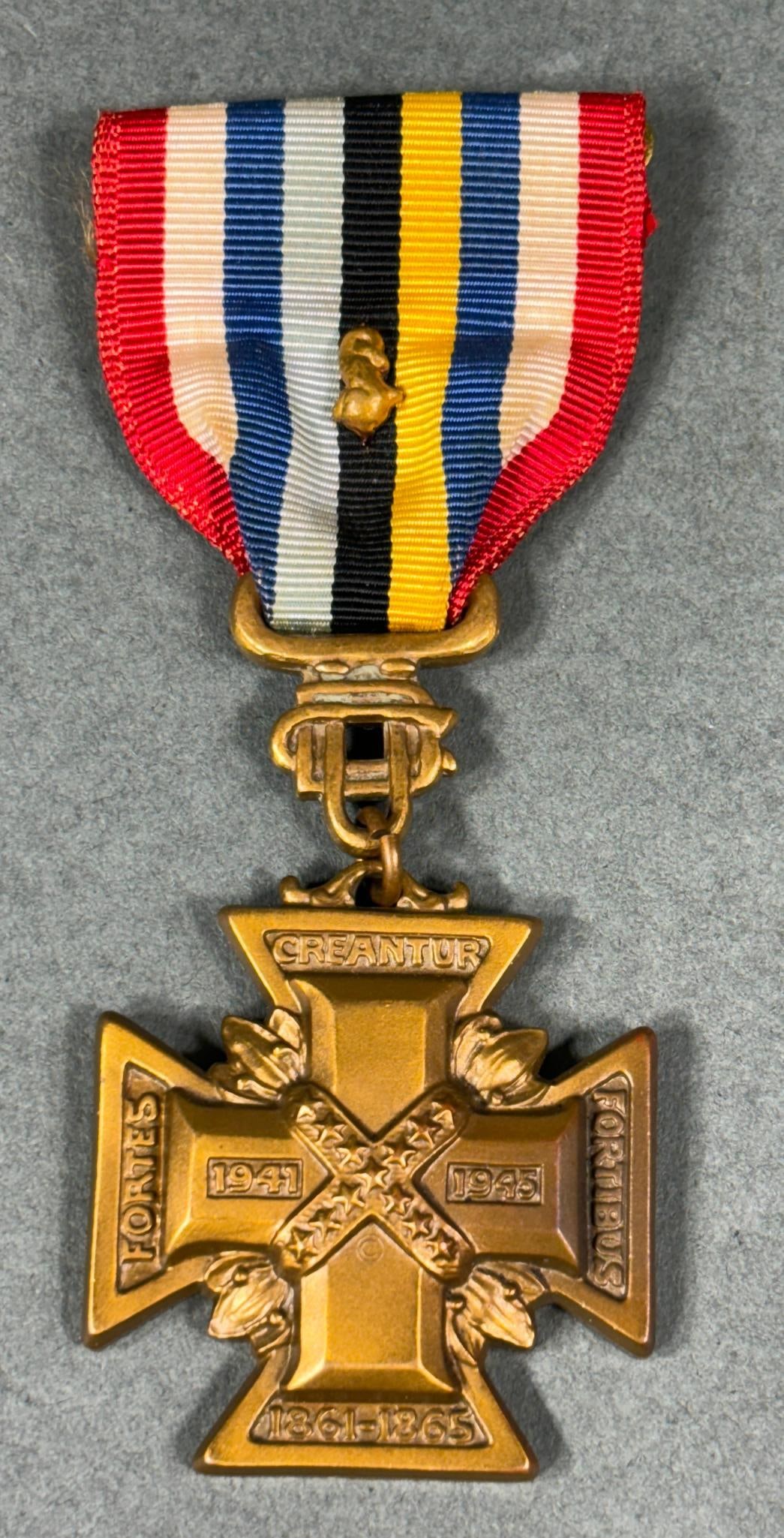 CIVIL WAR CONFEDERATE UDC - WW2 SERVICE MEDAL: World War Two United Daughter's of the Confederacy (UDC) Cross of Military Service. This medal is numbered 3536 on the reverse and manufacturer marked Medallic Art Co. Split brooch. The bronze dolphin