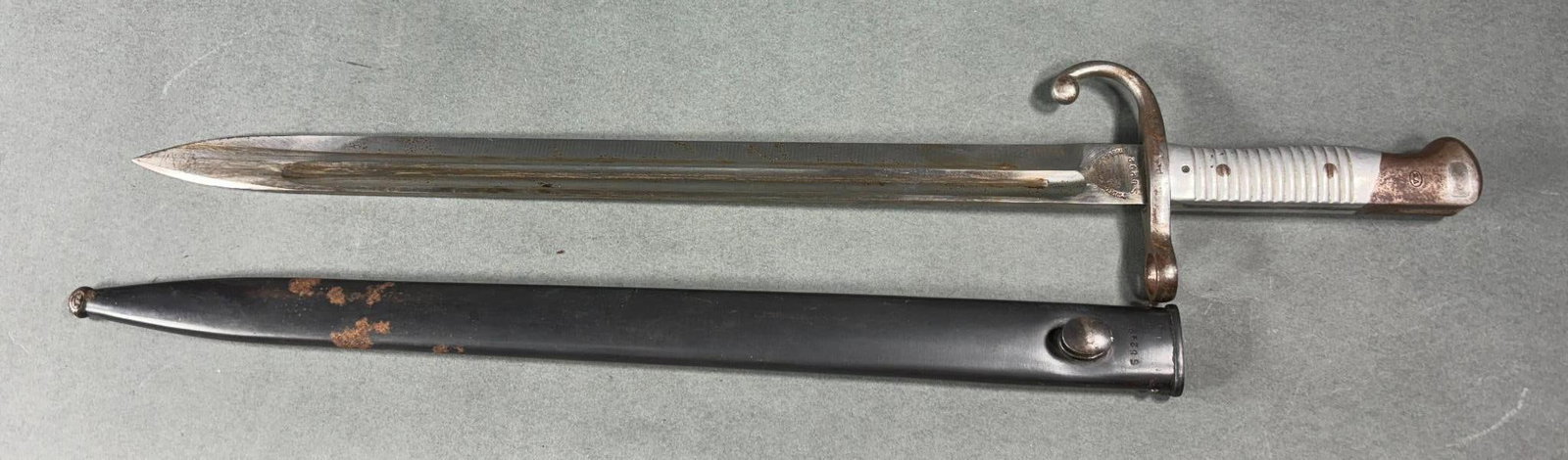 M1891 ARGENTINE MAUSER BAYONET - MATCHING: M1891 Argentina Mauser bayonet with matching scabbard. Serial number S 5292 above Modelo Argentino 1891 on ricasso and S 5292 scabbard. Other side of the scabbard stamped "D". German maker's logo; WEY