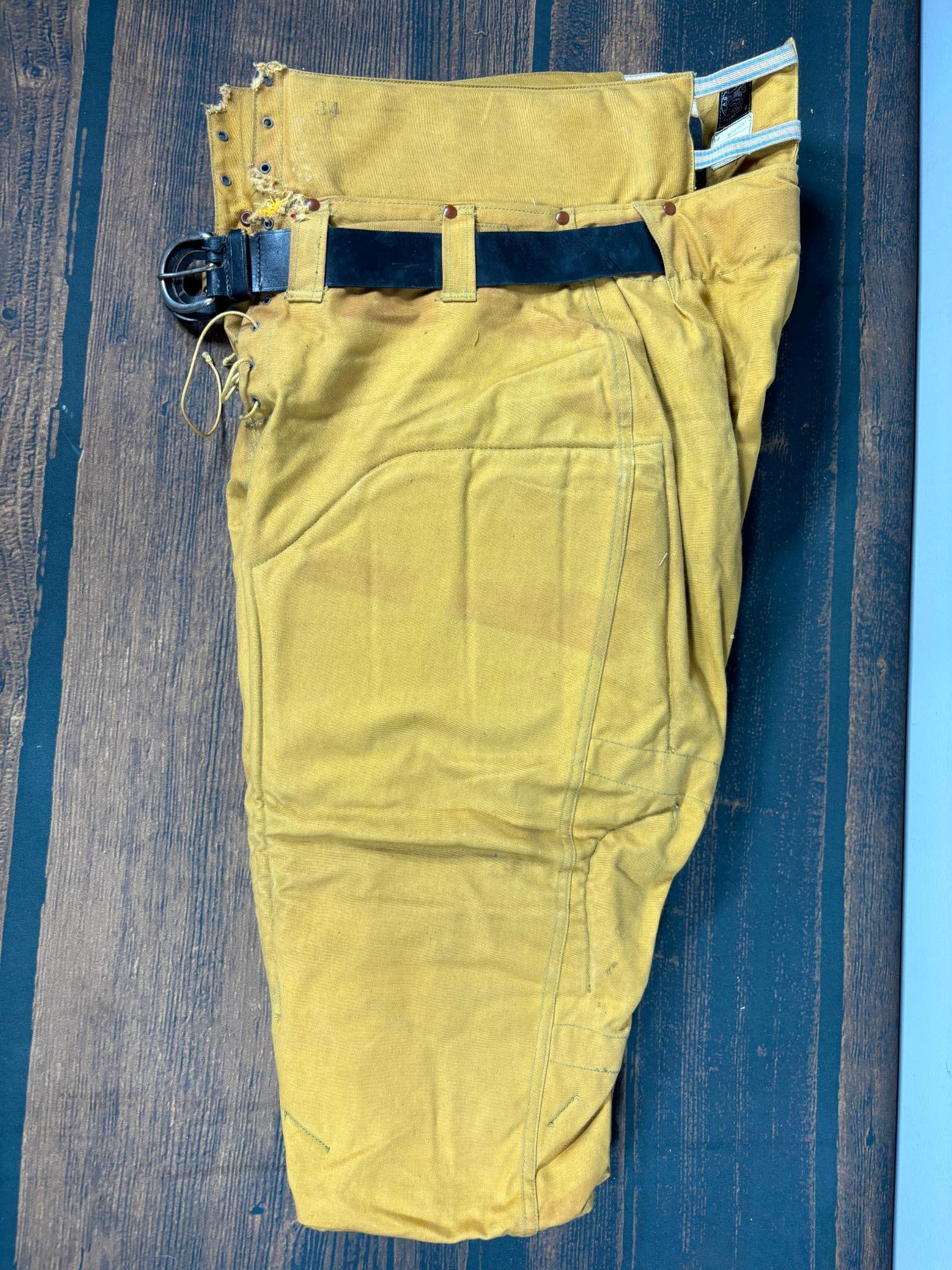 Early 1900's to 1920's A. G. Spalding & Bros. Football Pants Never Used With Belt and Pads: Great condition with minor damage as shown in photos. In-house shipping is available. Pickup is Tuesday, June 4th from 1 pm to 7 pm and Wednesday, June 5 from 11 am to 3 pm at our offices in Carroll, 