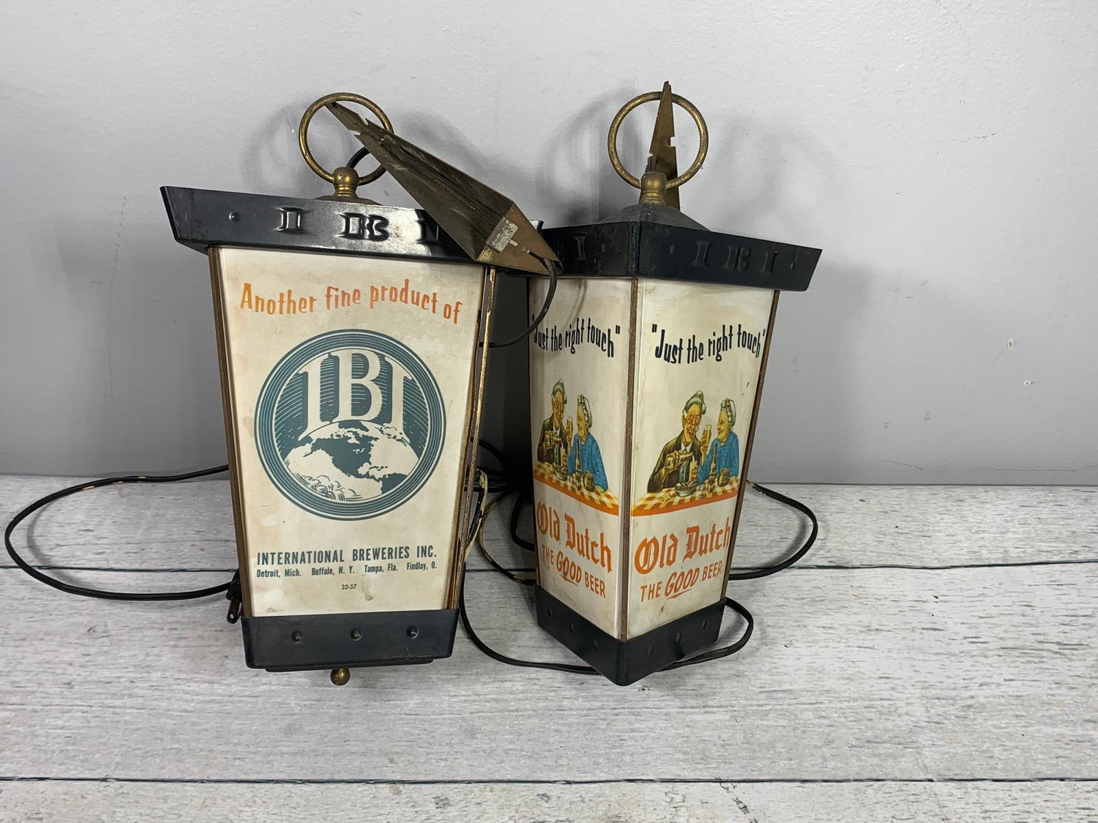 Pair of Old Dutch Beer Hanging Bar Lights Advertising: *Untested.* In-house shipping is available. Pickup is Friday, August 9th from 11 am to 7 pm at our offices in Carroll, OH 43112 or we will provide in-house shipping for this item. Once packed up we wi
