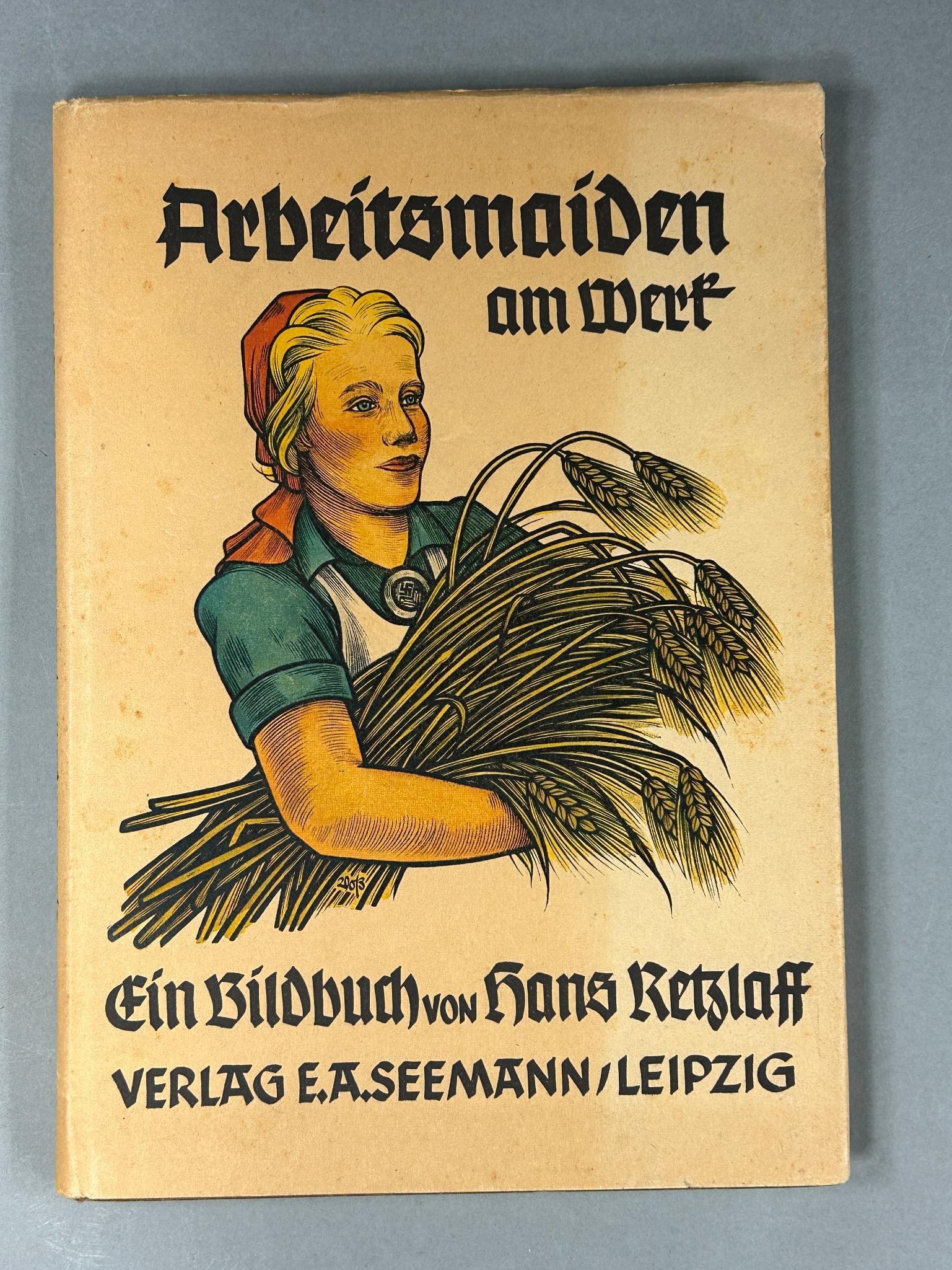WWII Nazi German 1940 Hans Retzlaff RAD Photo Book -Arbeitsmaiden Am Werf: World War Two female labor service photograph book Arbeits Maiden am Werk authored by Hans Retzlaff and published in 1940 by Seemann Verlag, Leipzig. Hardcover book with 136 pages and 96 full page pla