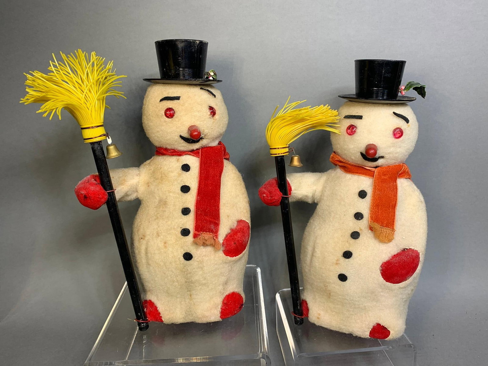 Pair of Vintage Japan Modern Toys Battery Operated Snowmen: Battery area very clean. LiveAuctioneers only gives us 20 photos per lot. We typically take many more than that. See this sale on Proxibid to see many more. In-house shipping is available. Open pickup