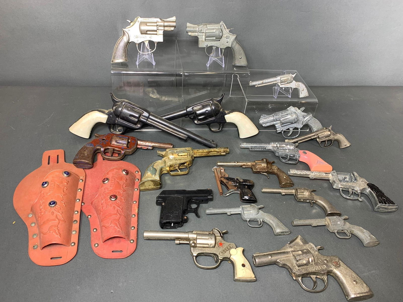 Group Lot of Vintage Cap Guns and Other Toy Guns and Pair of Holsters: In-house shipping available. Pickup is Wednesday, April 30 from 1 pm to 7 pm at our offices in Lancaster, OH 43130 or we will provide in-house shipping for this item. We charge a $5/lot fee if you pic