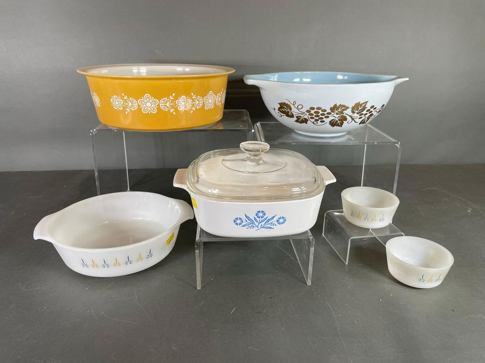 Vintage Pyrex, Fire King and Corning Ware Bowls and Casseroles: In-house shipping available. Pickup is Thursday, May 29 from from 1 pm to 7 pm at our gallery in Lancaster, OH 43130 or we will provide in-house shipping for this item. We charge a $5/lot fee if you p