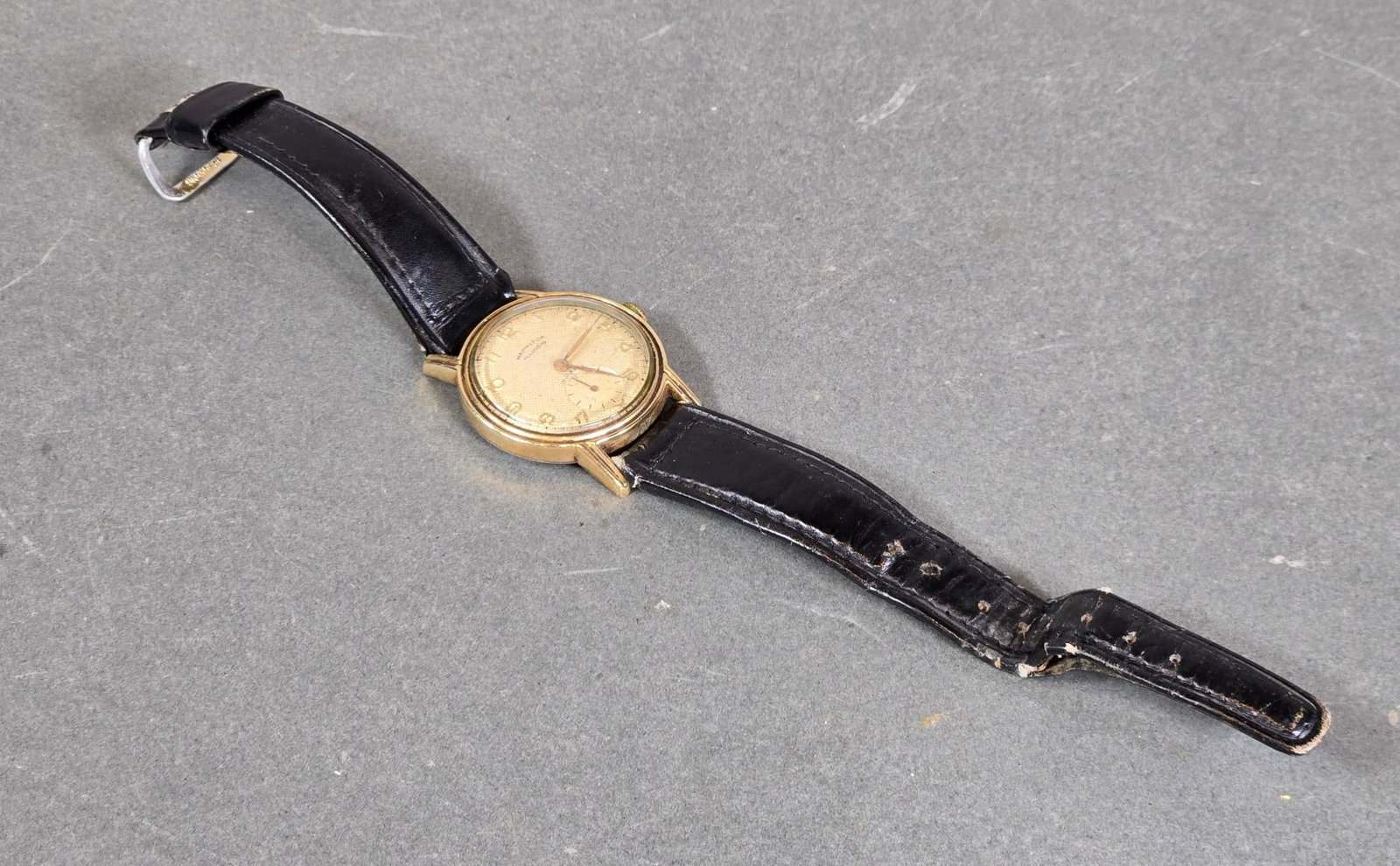 Vintage Hamilton Illinois Wrist Watch: Runs. 31mm case. In-house shipping available. Pickup is Thursday, May 29 from from 1 pm to 7 pm at our gallery in Lancaster, OH 43130 or we will provide in-house shipping for this item. We charge a $5