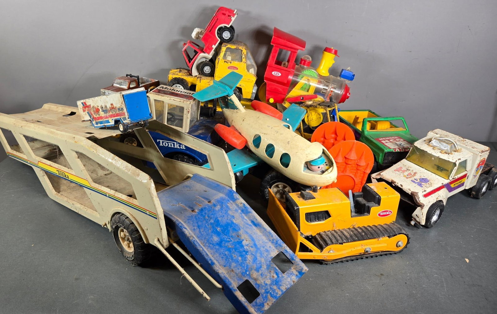 Vintage Toys Including Tonka, Fisher Price Airplane, Ideal Train and More: In-house shipping available. Pickup is Thursday, May 29 from from 1 pm to 7 pm at our gallery in Lancaster, OH 43130 or we will provide in-house shipping for this item. We charge a $5/lot fee if you p