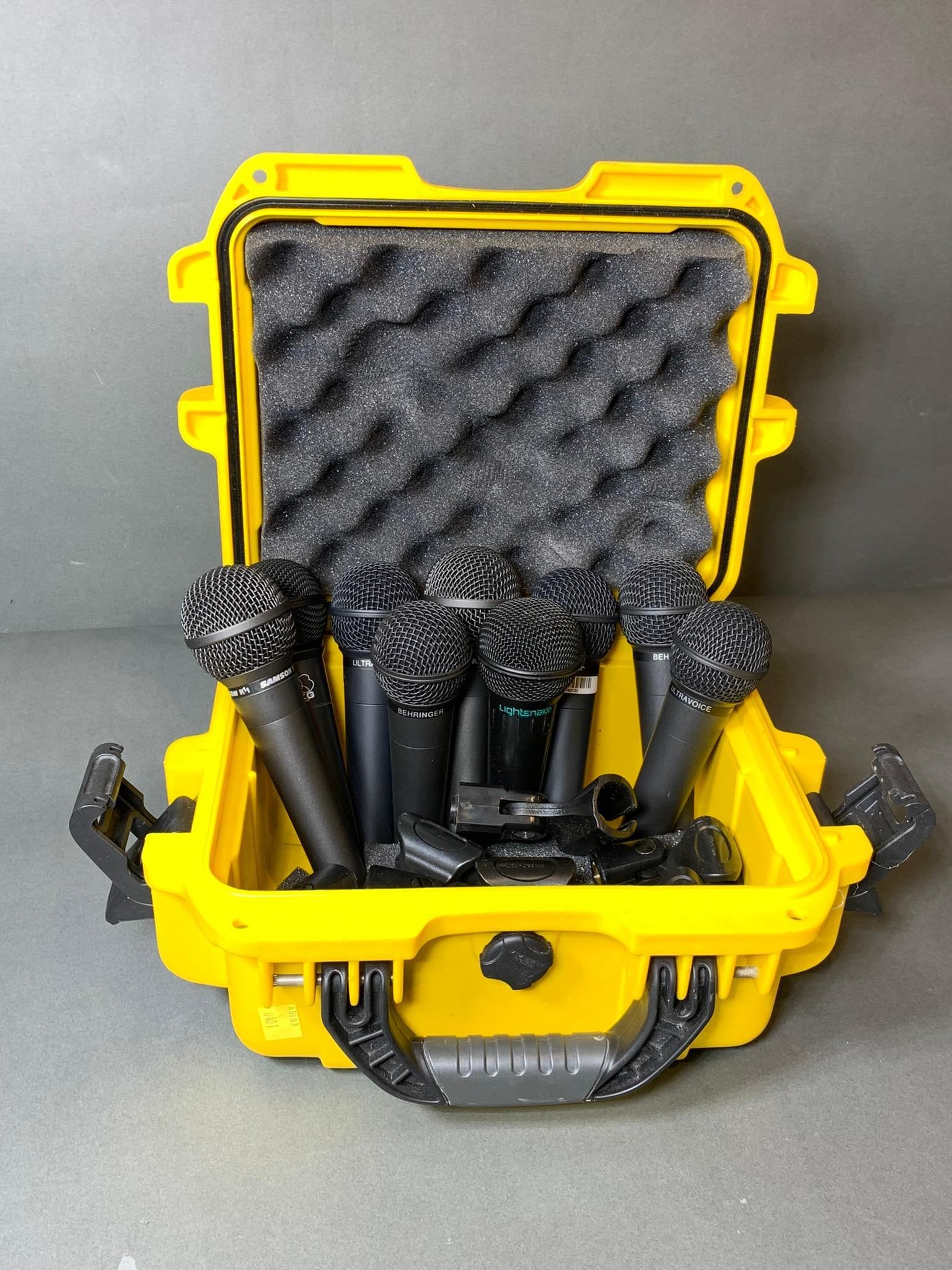 Group of Samson Microphones and Holders in Hard Case: In-house shipping available. Pickup is Thursday, May 29 from from 1 pm to 7 pm at our gallery in Lancaster, OH 43130 or we will provide in-house shipping for this item. We charge a $5/lot fee if you p