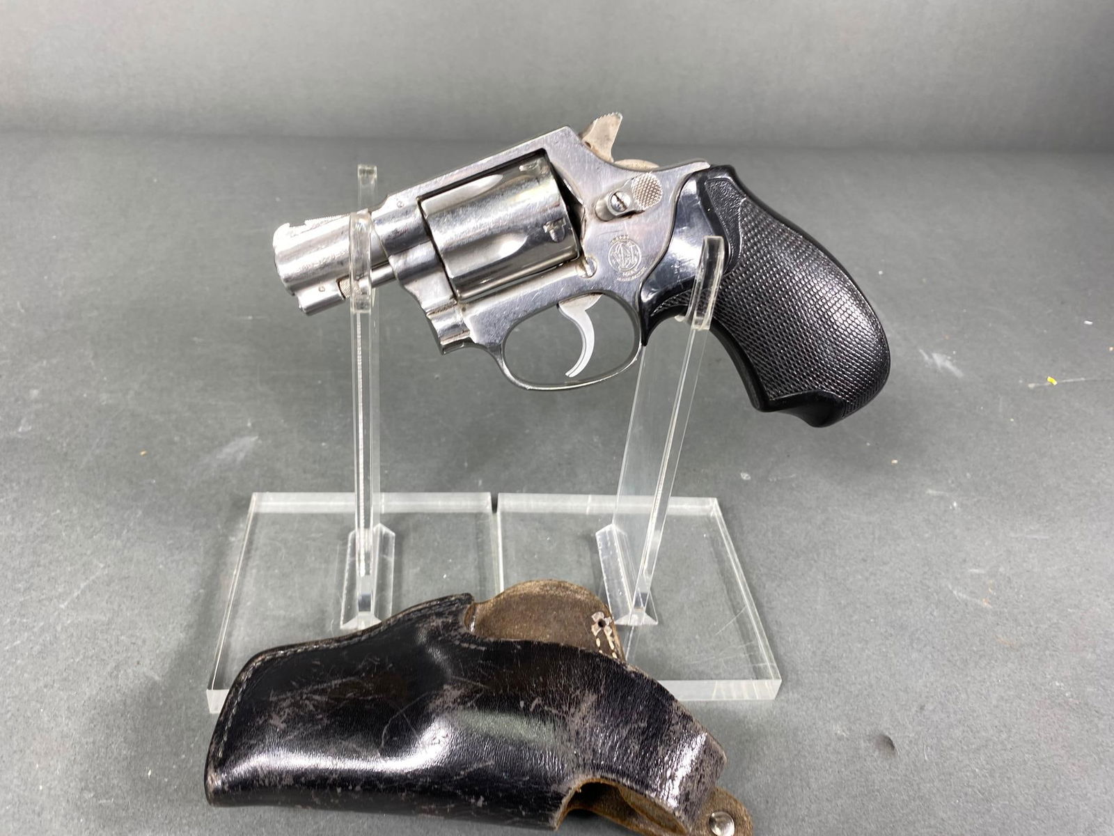 Smith & Wesson Model 60 Revolver 38 Spec.: MFG/IMPORTER: Smith & Wesson MODEL: 60 SERIAL: 49262 CALIBER/GAUGE: 38 spec. CONDITION: Action good, bore good. Finish is well worn. SIZE: 1.75" bbl NOTES: w/holster. In house shipping available. Unle