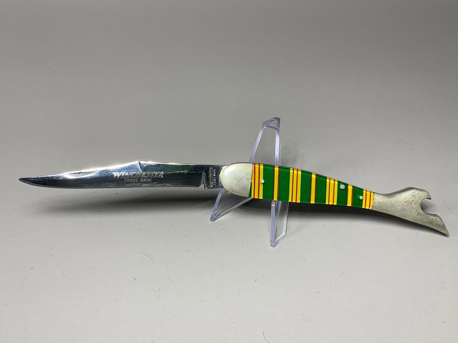 Unusual Vintage Winchester Lady's Leg Knife Green & Yellow: Just super. In-house shipping available. Pickup is Thursday, May 29 from from 1 pm to 7 pm at our gallery in Lancaster, OH 43130 or we will provide in-house shipping for this item. We charge a $5/lot 