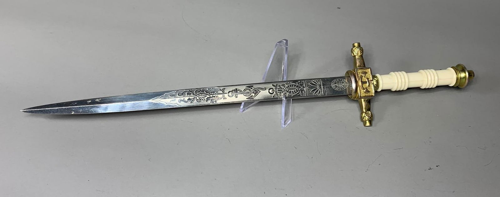 Vintage E&F Horster Solingen Navy Dagger Etched Blade: In-house shipping available. Pickup is Thursday, May 29 from from 1 pm to 7 pm at our gallery in Lancaster, OH 43130 or we will provide in-house shipping for this item. We charge a $5/lot fee if you p