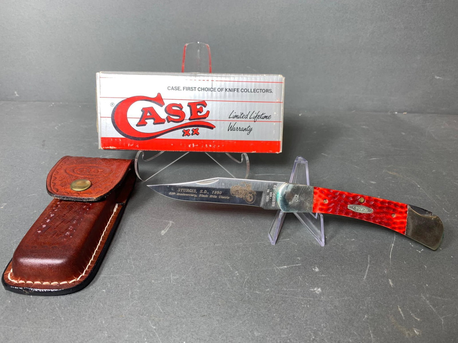 Vintage Case Pocket Knife in Box with Belt Holder: In-house shipping available. Pickup is Thursday, May 29 from from 1 pm to 7 pm at our gallery in Lancaster, OH 43130 or we will provide in-house shipping for this item. We charge a $5/lot fee if you p