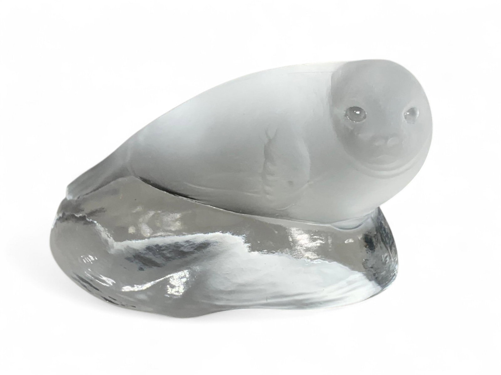 Vintage Nybro Sweden Art Glass Seal: No chips or cracks. Burns in-house shipping is available. pick up is Friday, August 29, from Noon to 7 pm at our gallery in Lancaster, Ohio 43130 or we will provide in-house shipping for this item. We