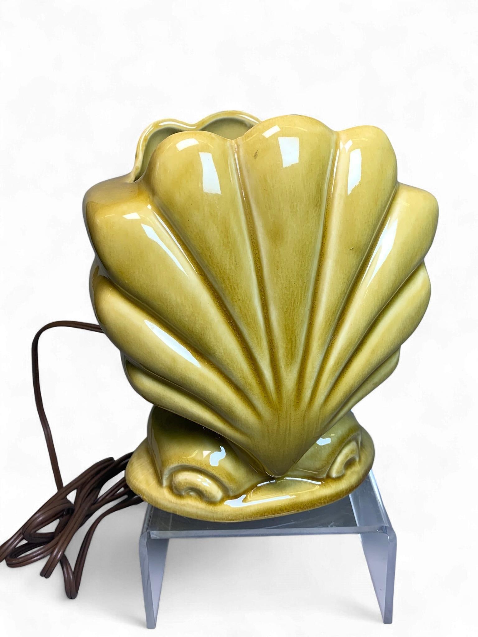 Vintage Mid-Century Modern Ceramic Clam Shell Accent Lamp, Chartreuse (1 of 5)