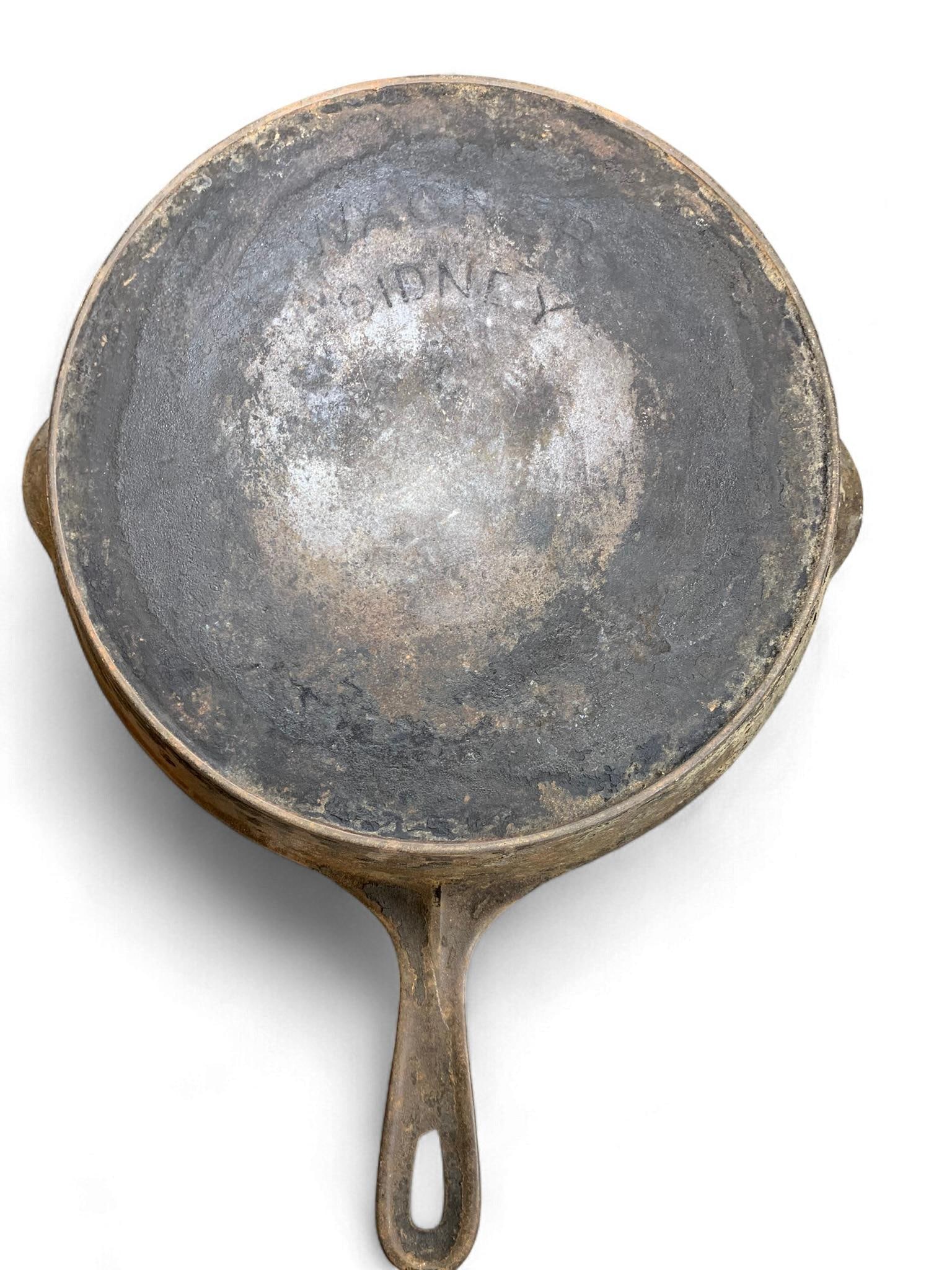 Vintage Wagner Ware Sidney #7F Cast Iron Skillet with Heat Ring (1 of 9)