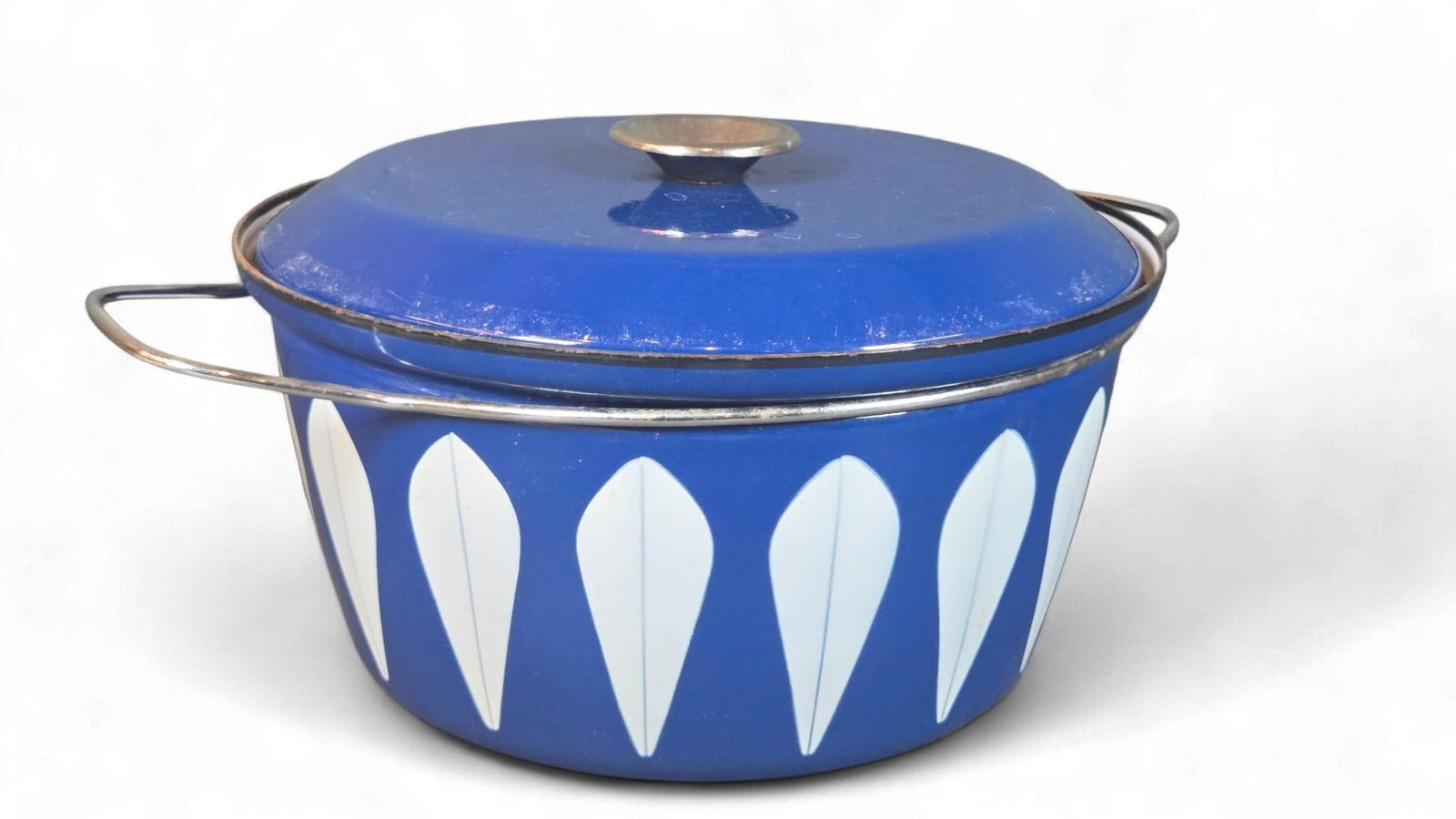 Cathrineholm Lotus Blue and White Enamel Dutch Oven, Designed by Grete Prytz Kittelsen: A Cathrineholm 'Lotus' pattern blue and white enamel Dutch oven, designed by Grete Prytz Kittelsen. This mid-century modern enameled metal pot features a vibrant royal blue exterior adorned with a rep