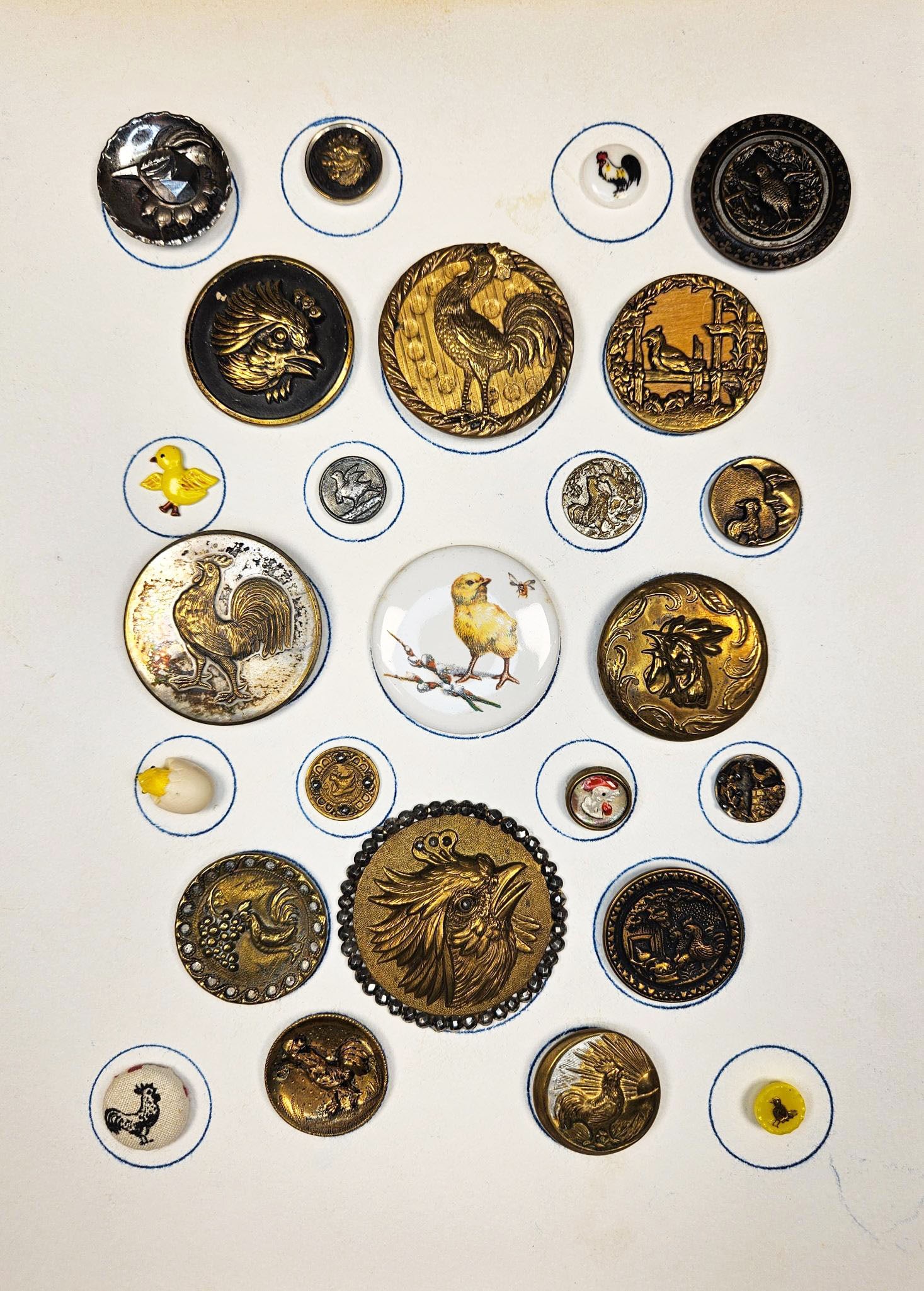 A group of  Antique and Vintage Fowl-Themed Buttons, Mixed Materials (1 of 17)