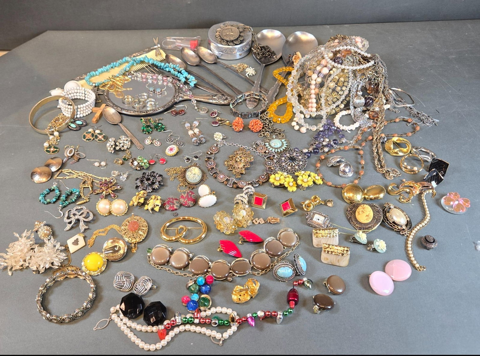 A Collection of Vintage Costume Jewelry and Vanity Items, Mid-20th Century Onwards (1 of 20)