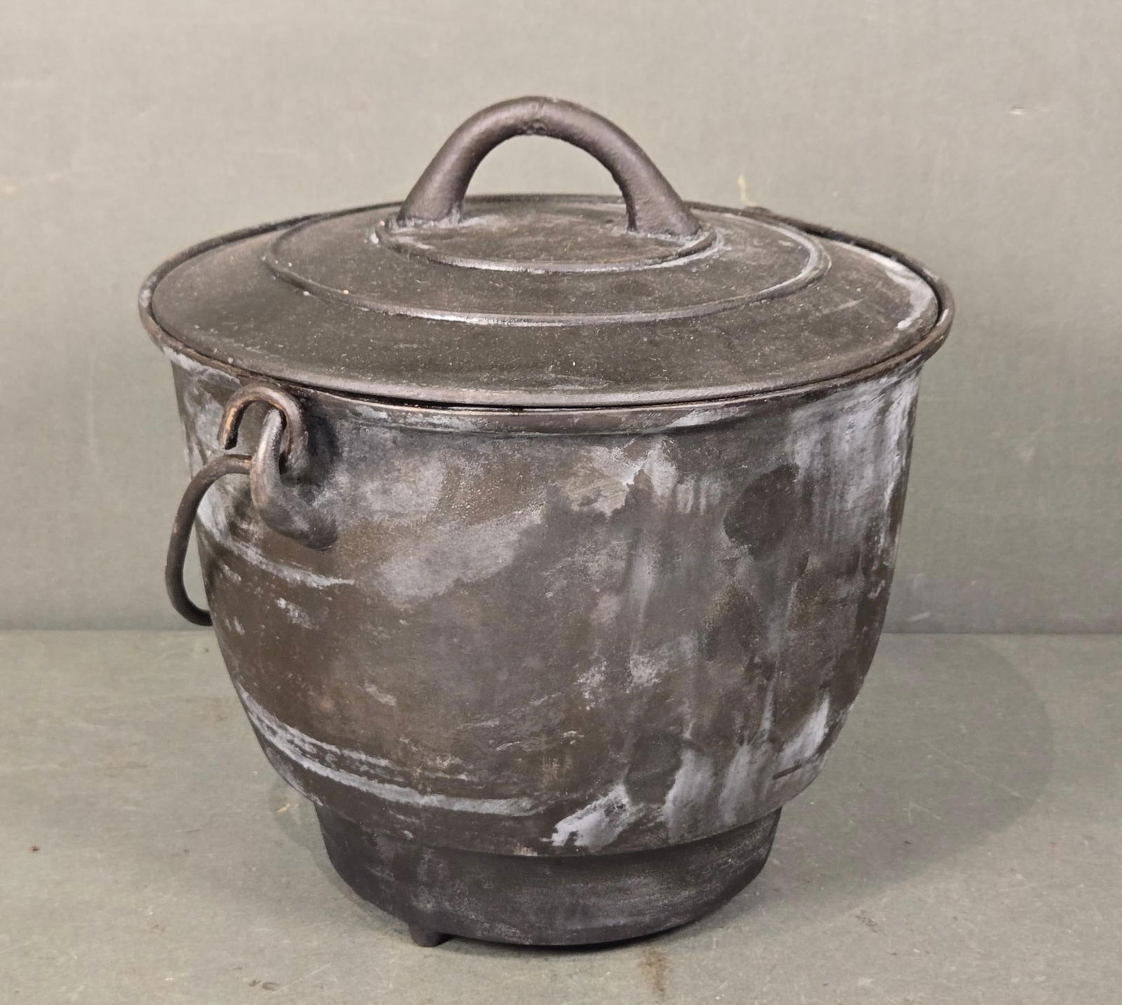 A Cast Iron Cooking Cauldron and Cover (1 of 7)