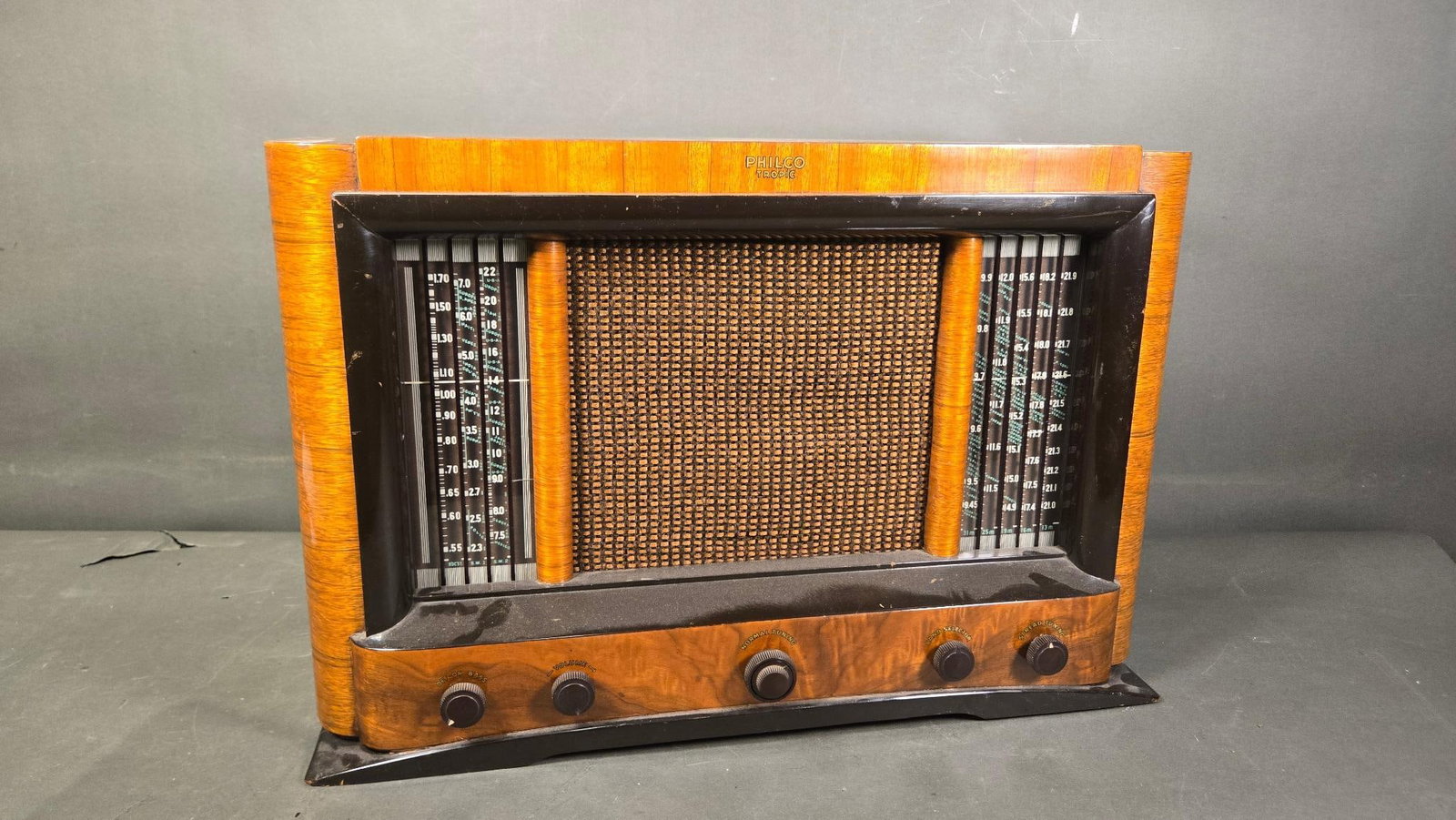 Philco Tropic Model 41-788 Tabletop Radio (1 of 9)