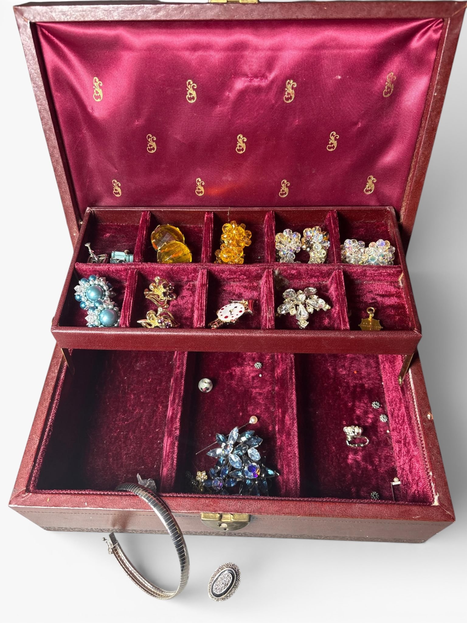 A Collection of Vintage Costume Jewelry in a Faux Leather Box, Including 22 Grams Sterling Silver (1 of 6)