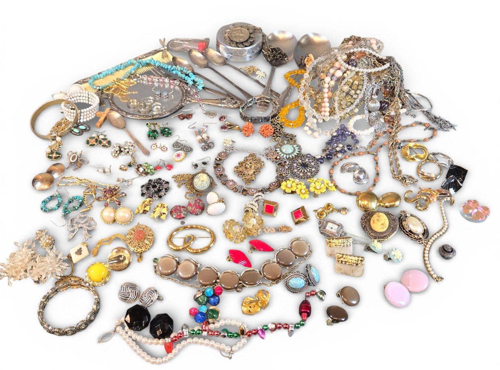 A Collection of Vintage Costume Jewelry and Vanity Items, Mid-20th Century Onwards: A collection of vintage costume jewelry and vanity items, predominantly dating from the mid-20th century onwards. The assortment includes numerous necklaces, bracelets, rings, brooches, and various ea