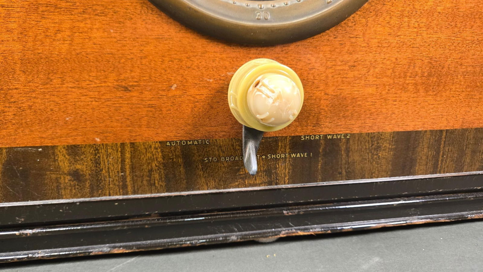 Zenith 12-S-445 Shutterdial Tabletop Radio - 4