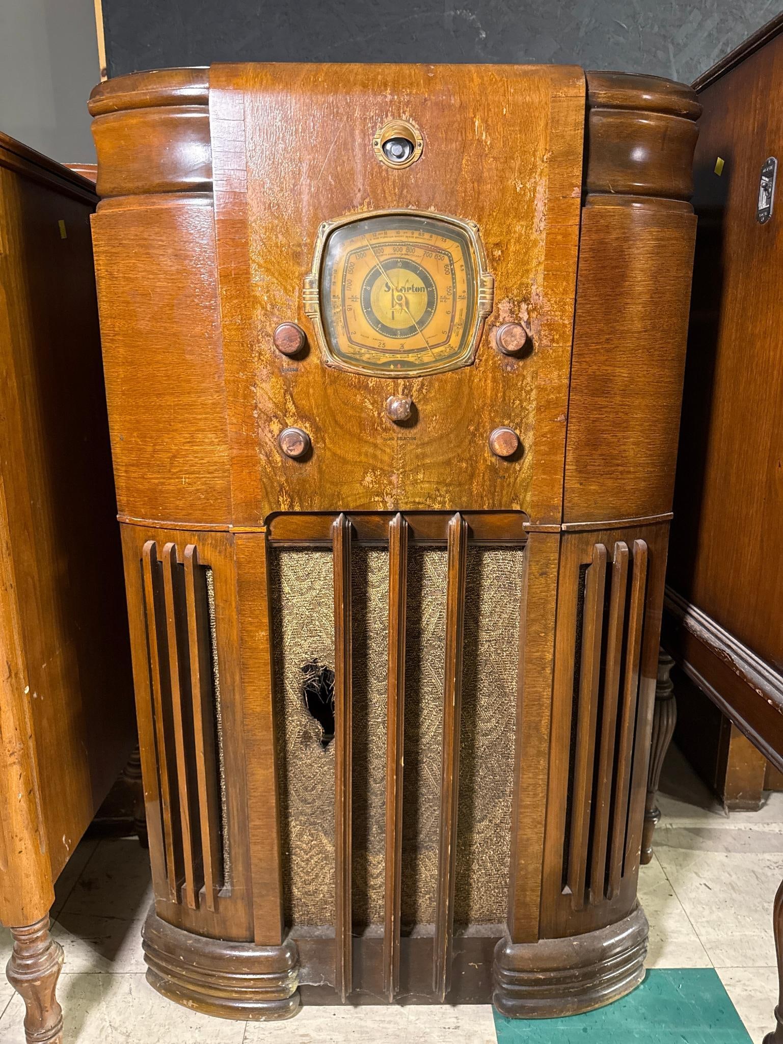A Collection of Vintage Wooden Console Radios and Radio-Phonographs, circa late 1920s-1930s - 10