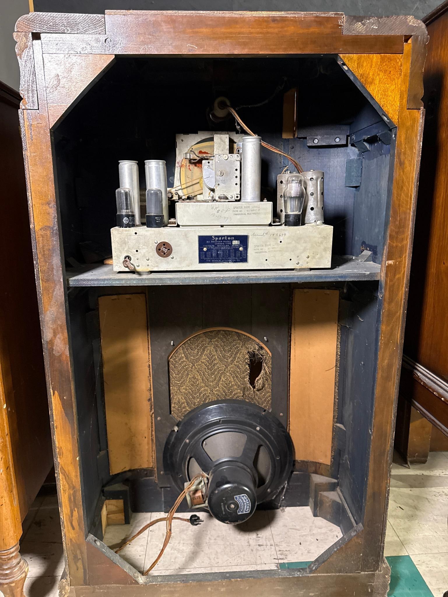A Collection of Vintage Wooden Console Radios and Radio-Phonographs, circa late 1920s-1930s - 11