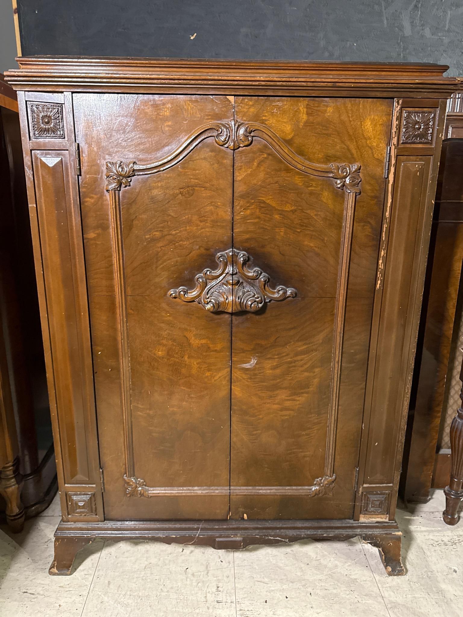 A Collection of Vintage Wooden Console Radios and Radio-Phonographs, circa late 1920s-1930s - 12