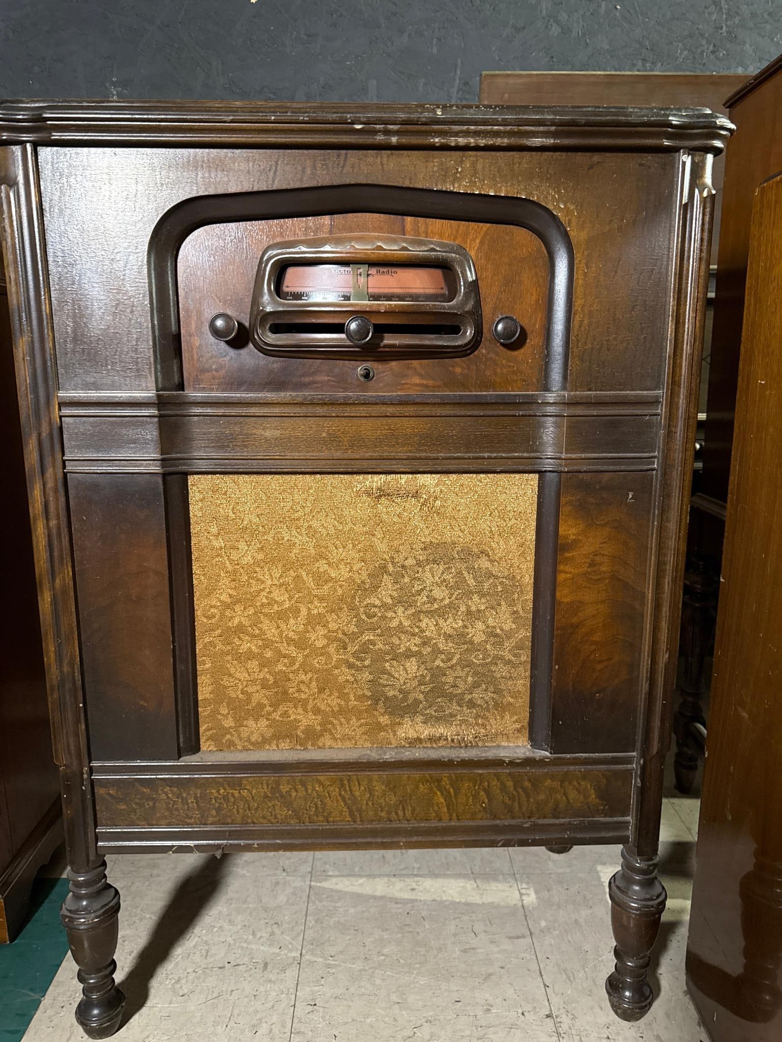 A Collection of Vintage Wooden Console Radios and Radio-Phonographs, circa late 1920s-1930s - 14