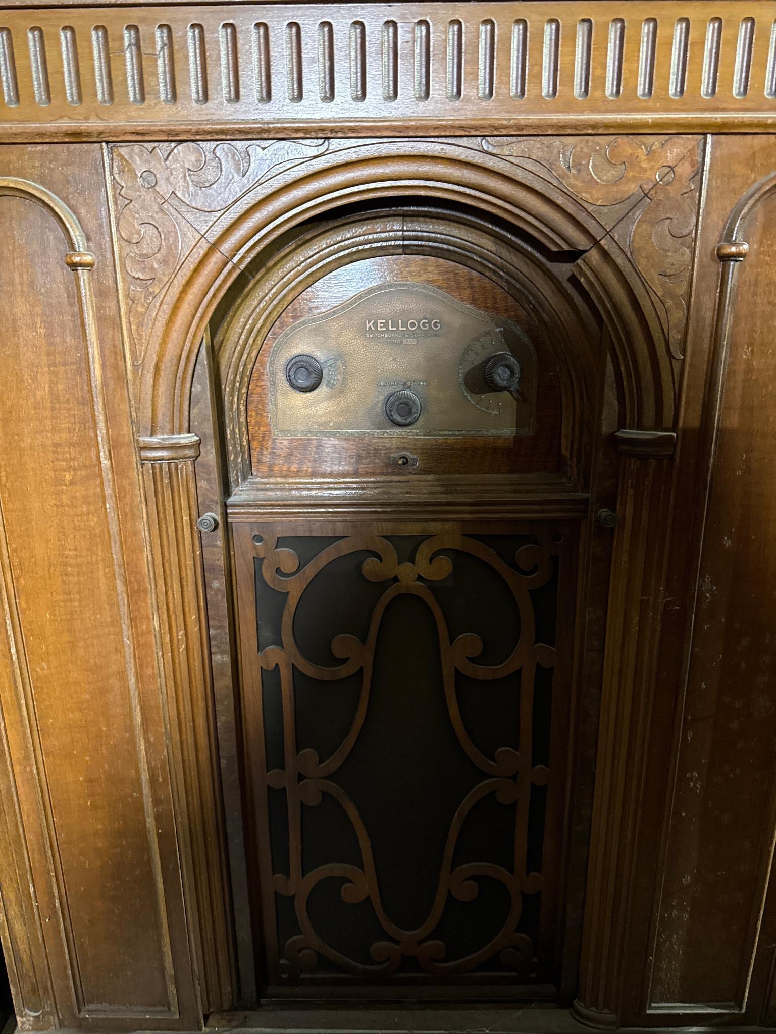 A Collection of Vintage Wooden Console Radios and Radio-Phonographs, circa late 1920s-1930s - 17