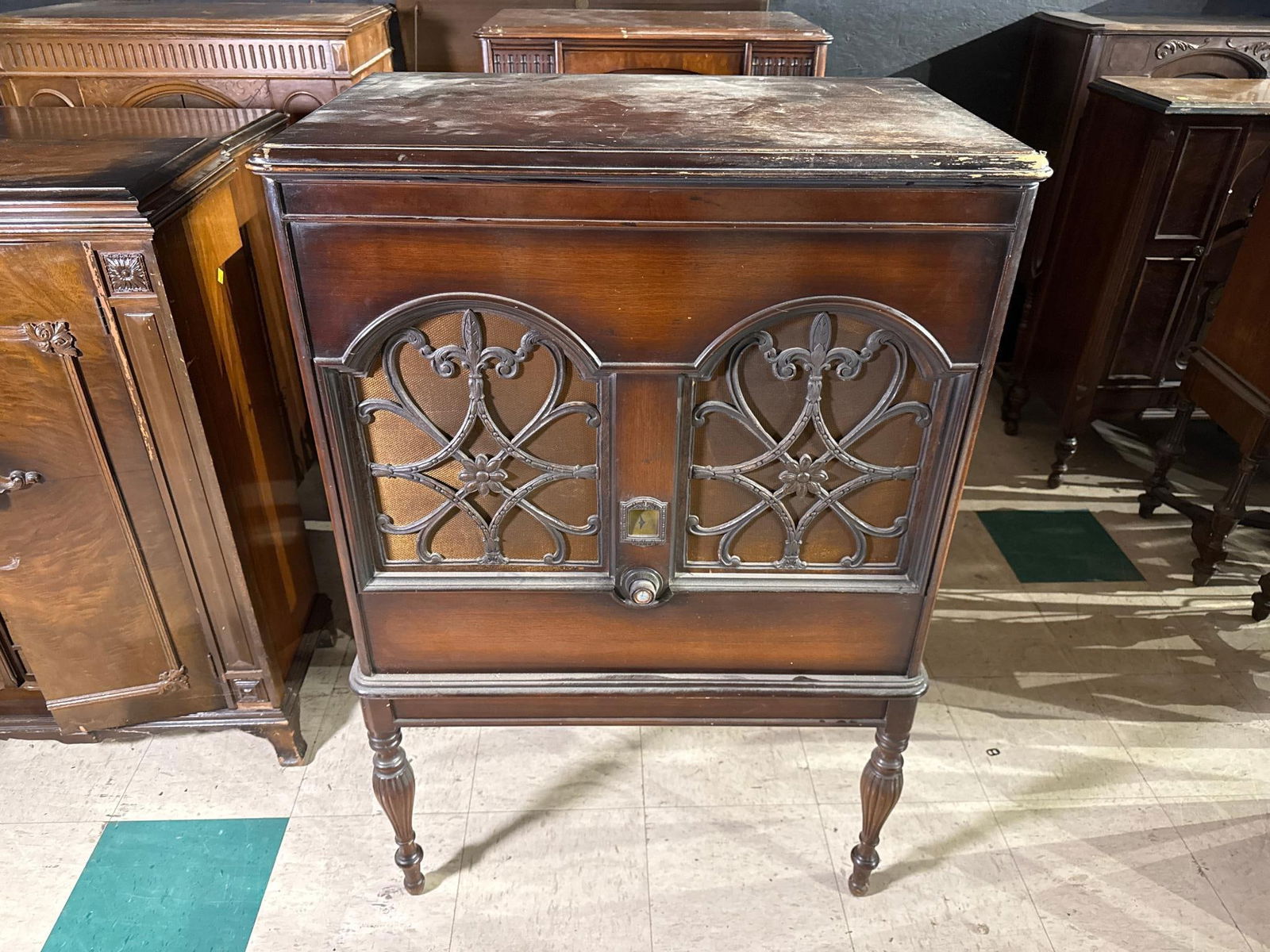 A Collection of Vintage Wooden Console Radios and Radio-Phonographs, circa late 1920s-1930s - 18