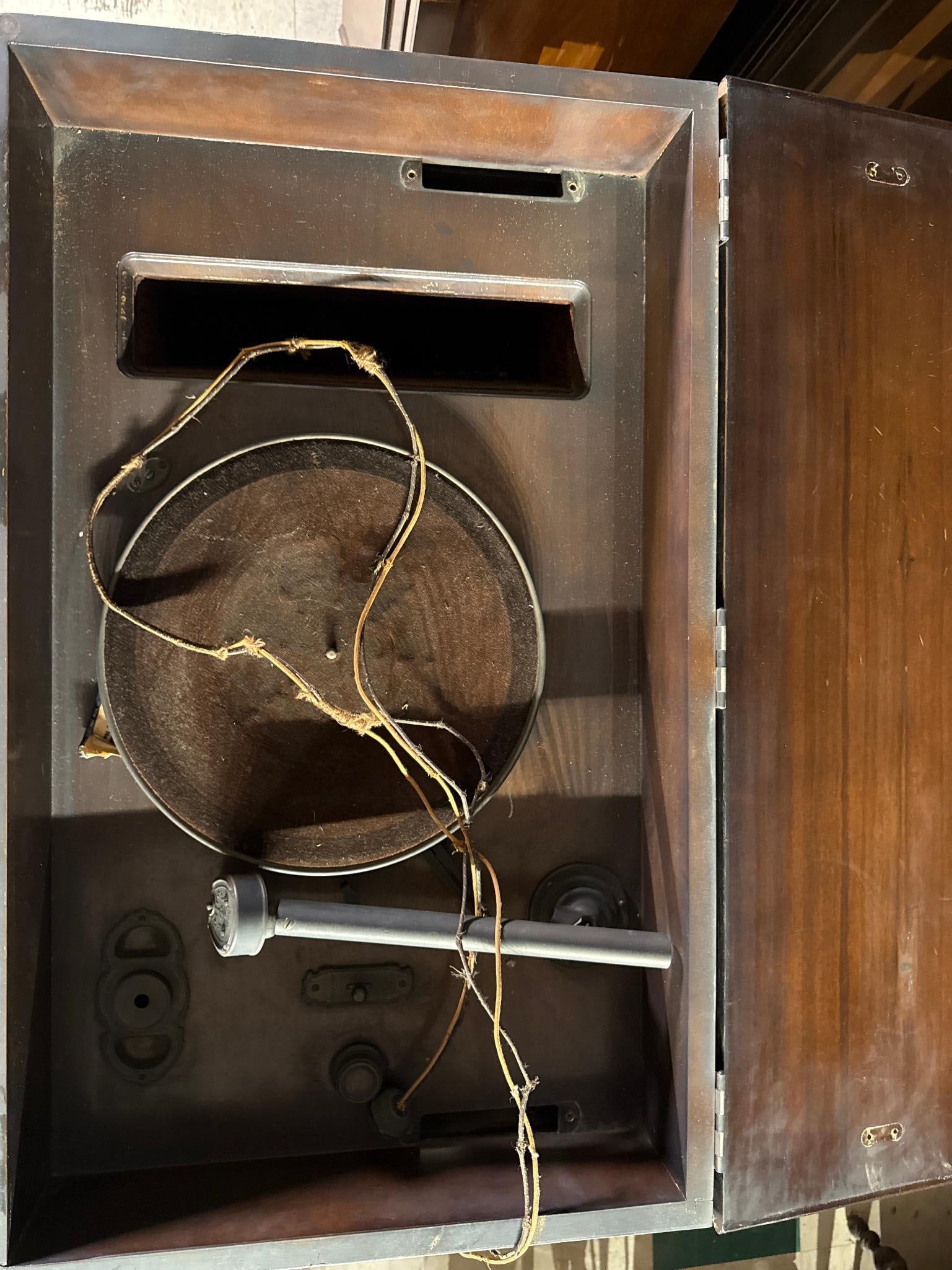 A Collection of Vintage Wooden Console Radios and Radio-Phonographs, circa late 1920s-1930s - 19