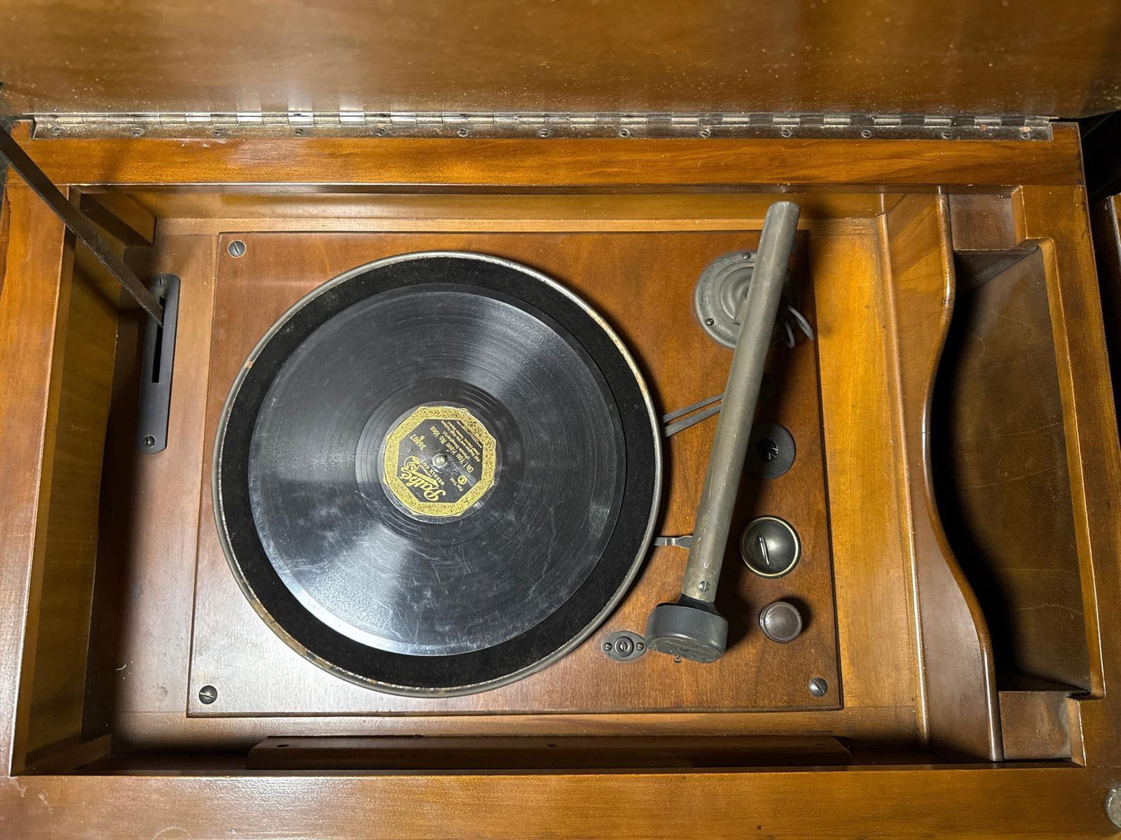 A Collection of Vintage Wooden Console Radios and Radio-Phonographs, circa late 1920s-1930s - 3
