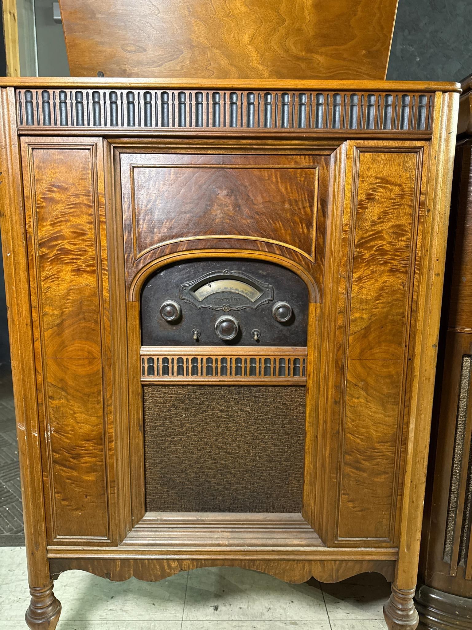 A Collection of Vintage Wooden Console Radios and Radio-Phonographs, circa late 1920s-1930s - 4