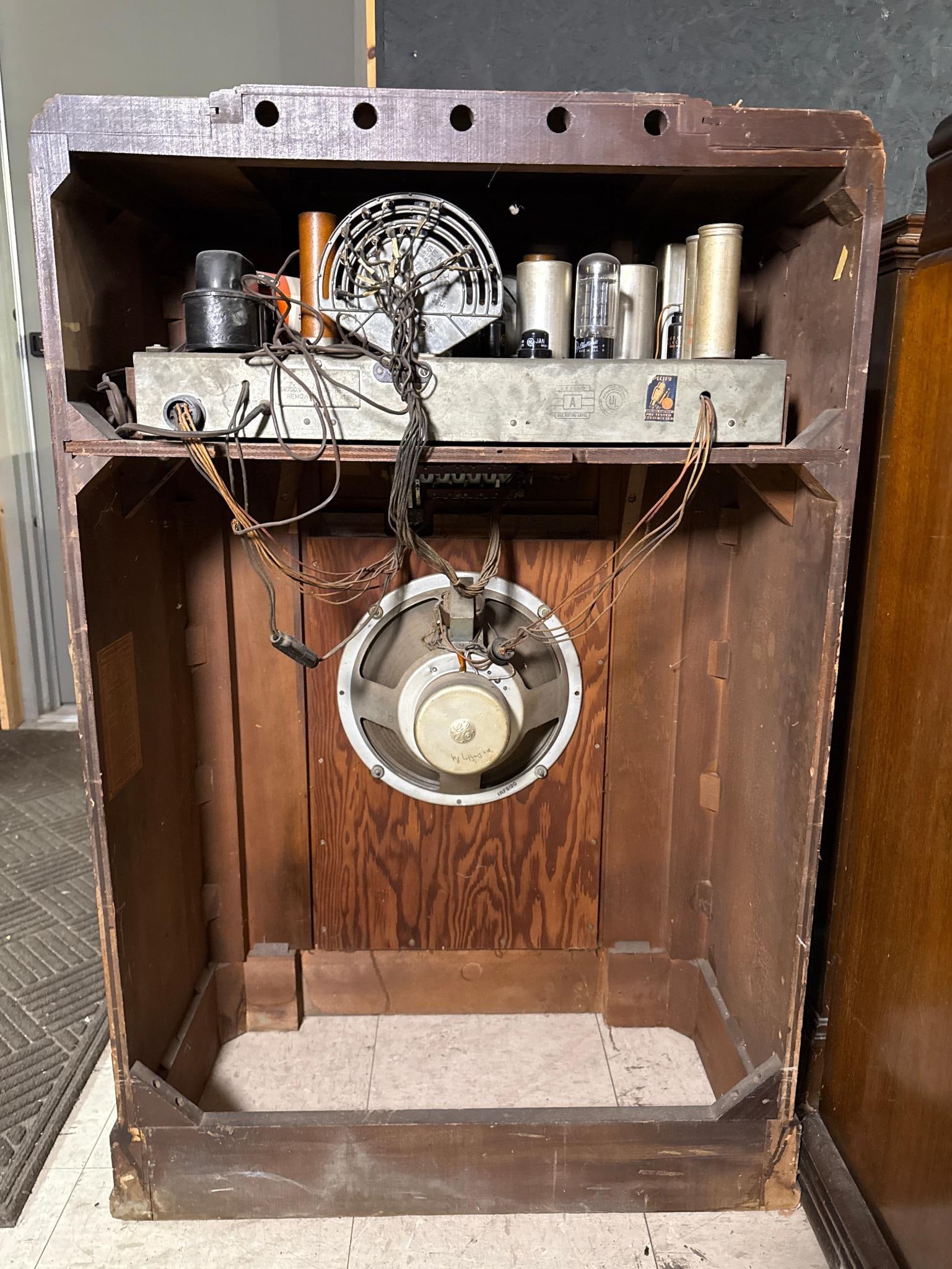 A Collection of Vintage Wooden Console Radios and Radio-Phonographs, circa late 1920s-1930s - 7