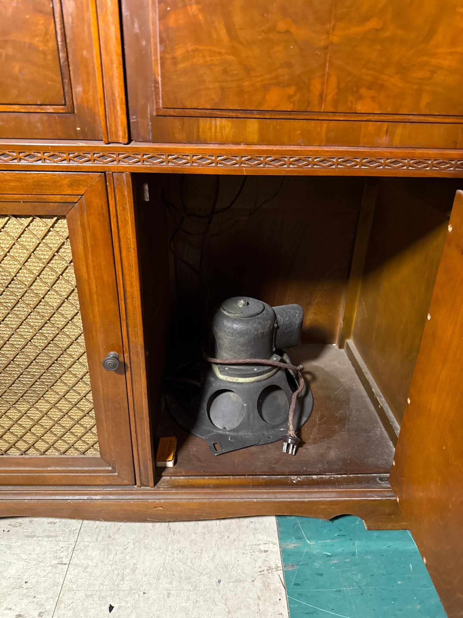 A Collection of Vintage Wooden Console Radios and Radio-Phonographs, circa late 1920s-1930s - 9