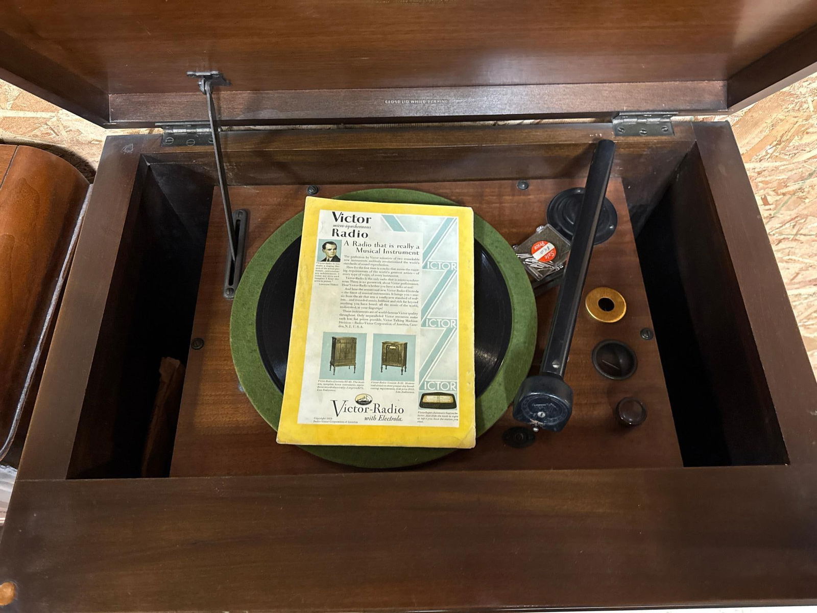 A Group of Four Vintage Console Radios and Radio-Phonographs, including Zenith and Victor - 10