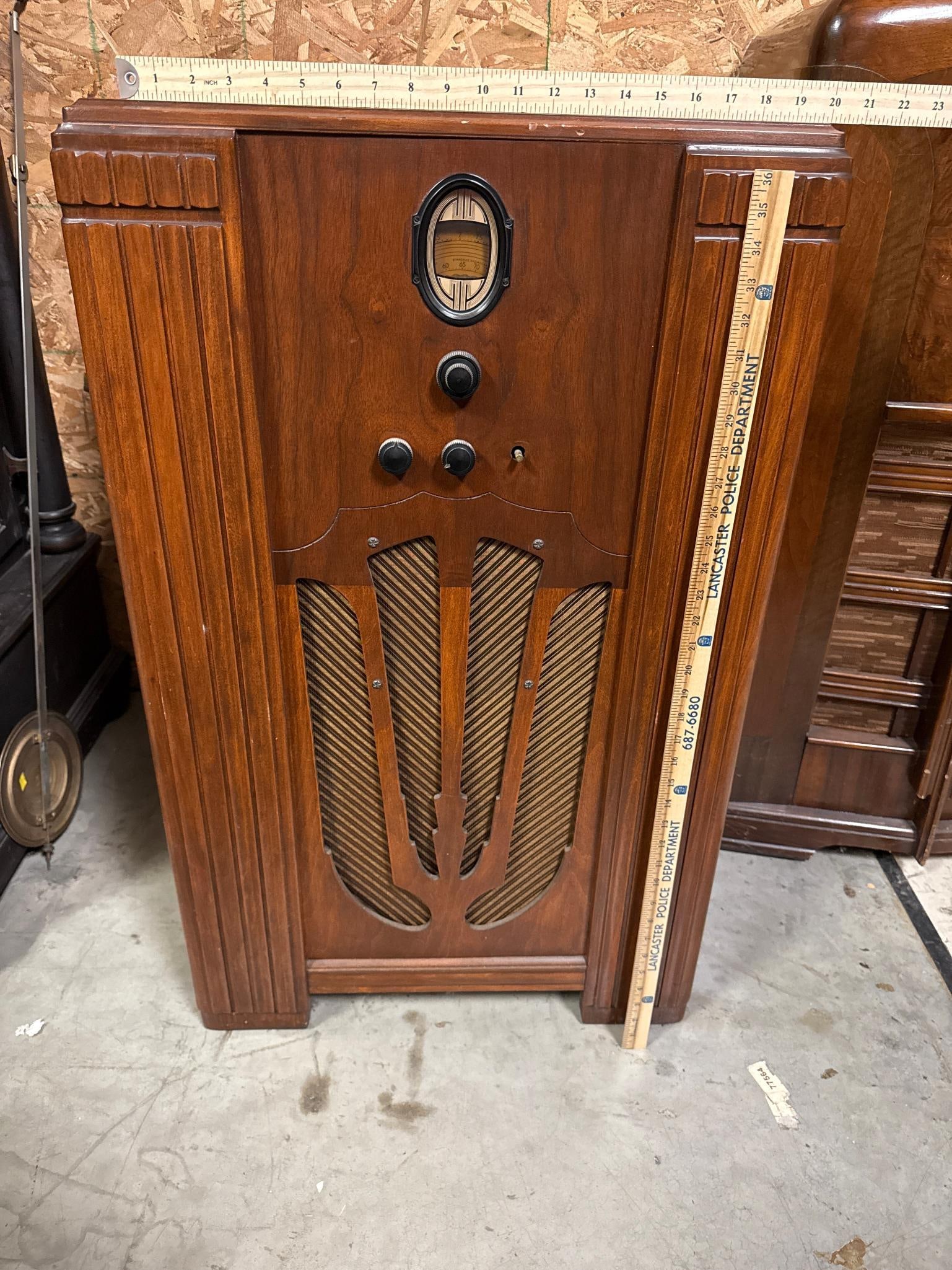 A Group of Four Vintage Console Radios and Radio-Phonographs, including Zenith and Victor - 2