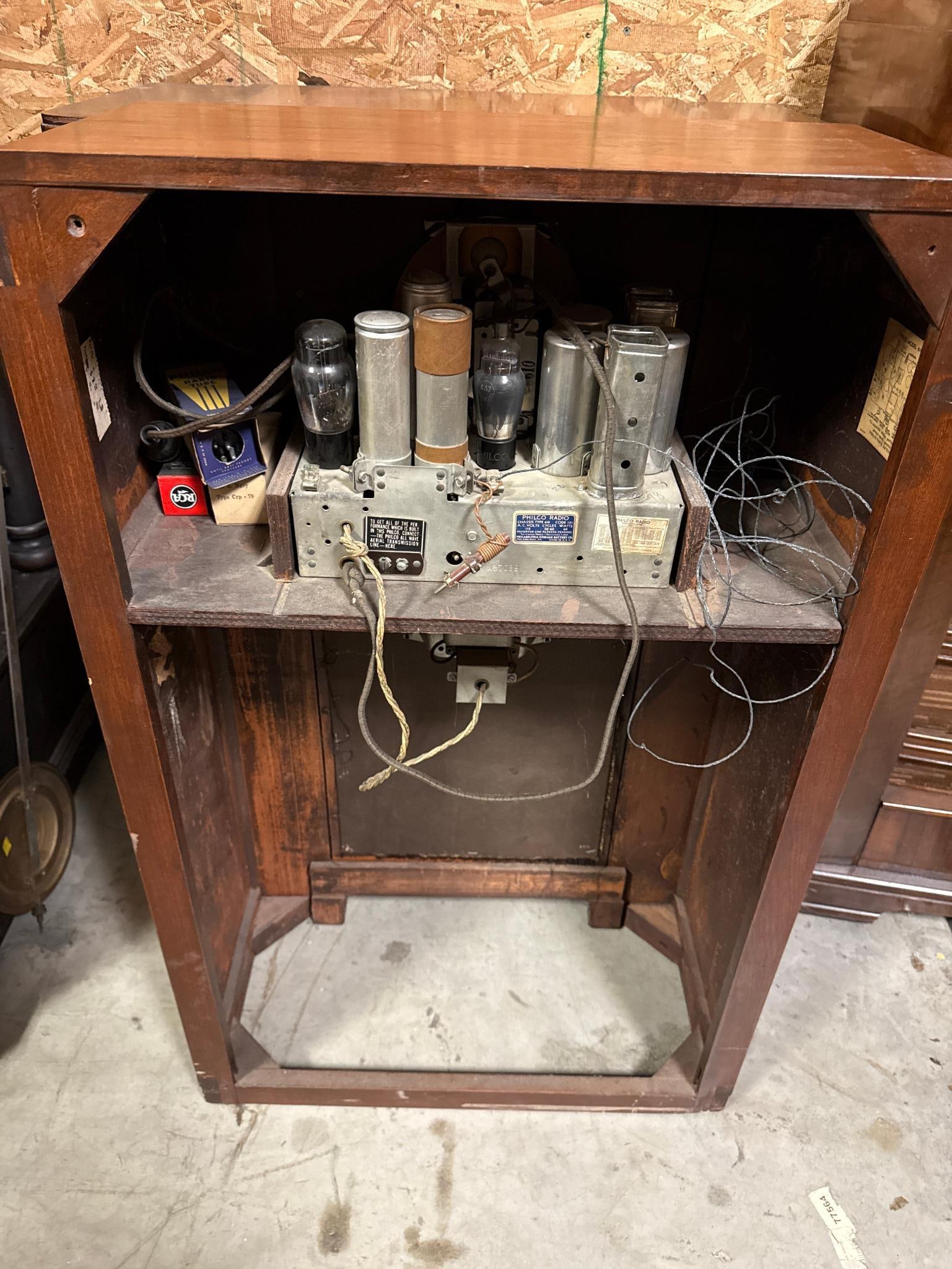 A Group of Four Vintage Console Radios and Radio-Phonographs, including Zenith and Victor - 3