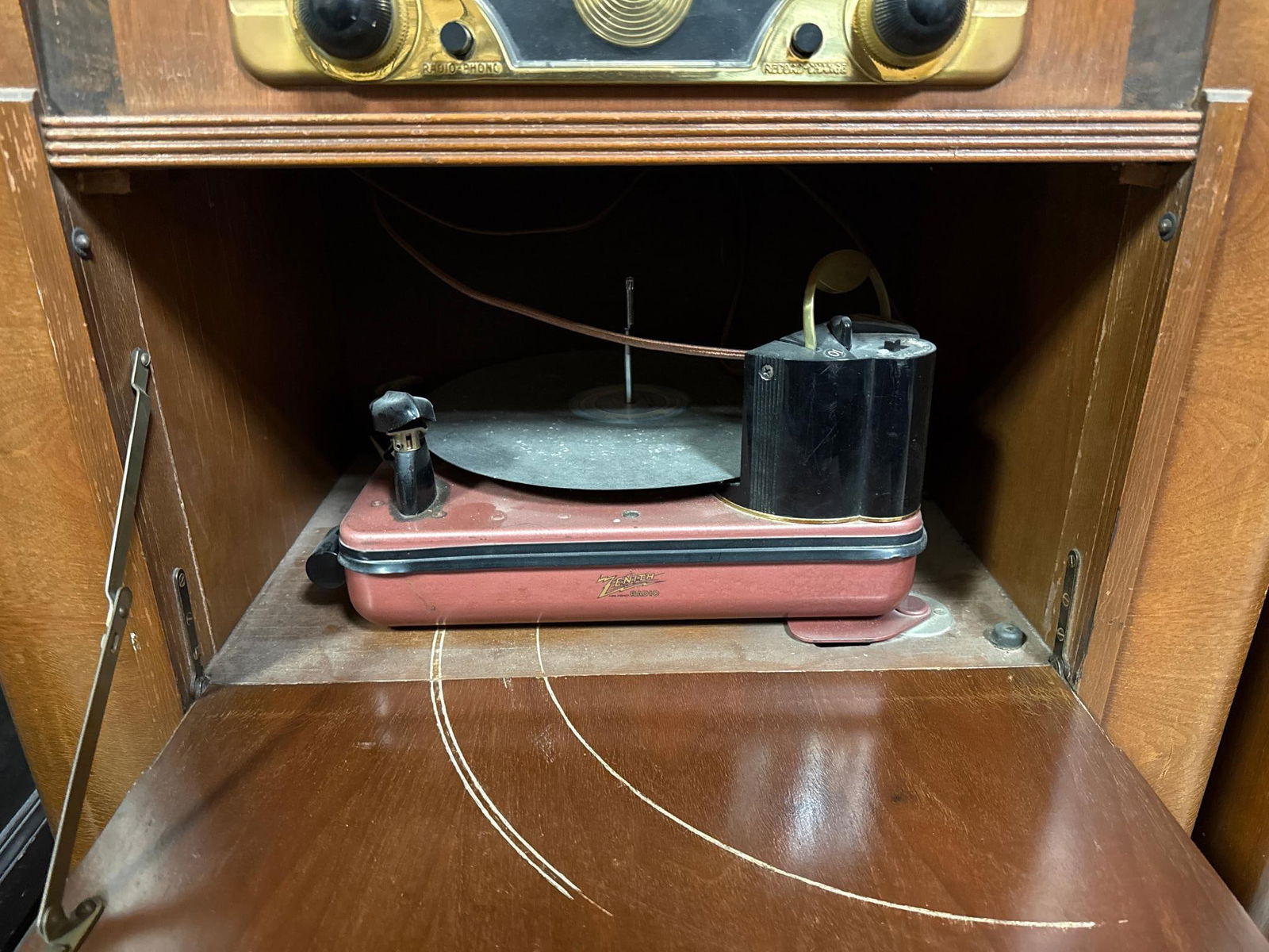A Group of Four Vintage Console Radios and Radio-Phonographs, including Zenith and Victor - 5