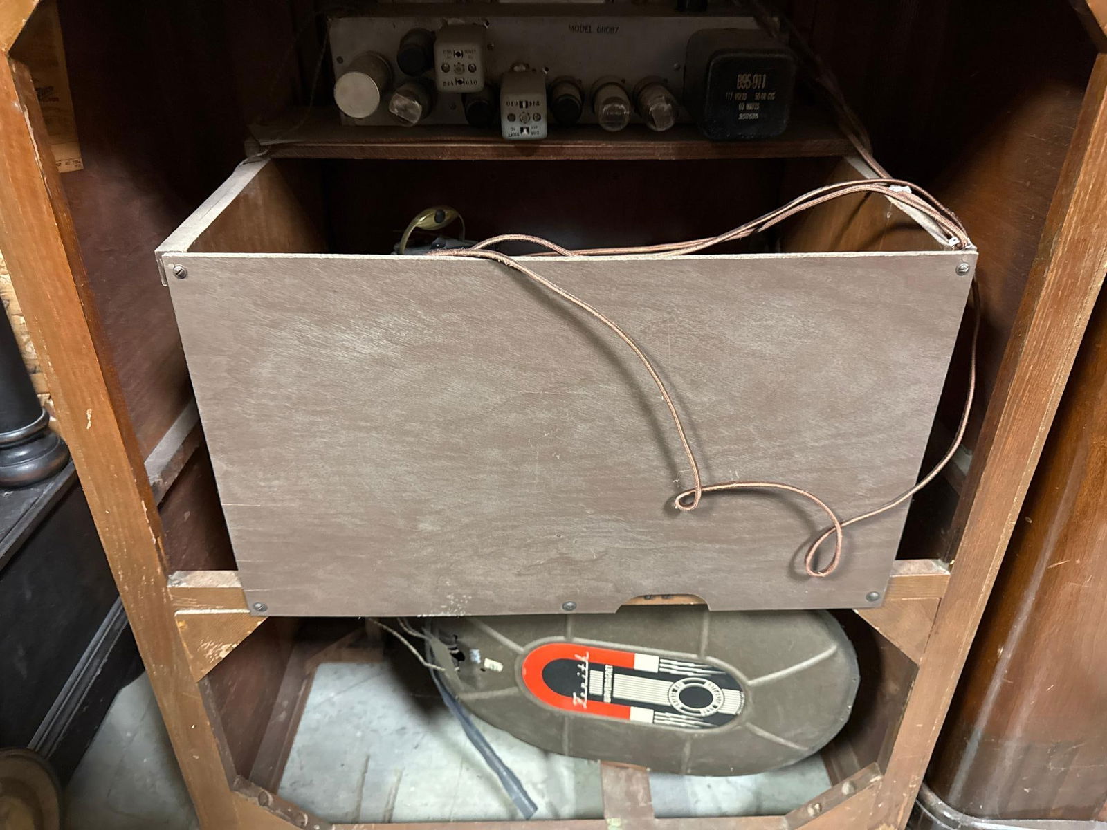 A Group of Four Vintage Console Radios and Radio-Phonographs, including Zenith and Victor - 6