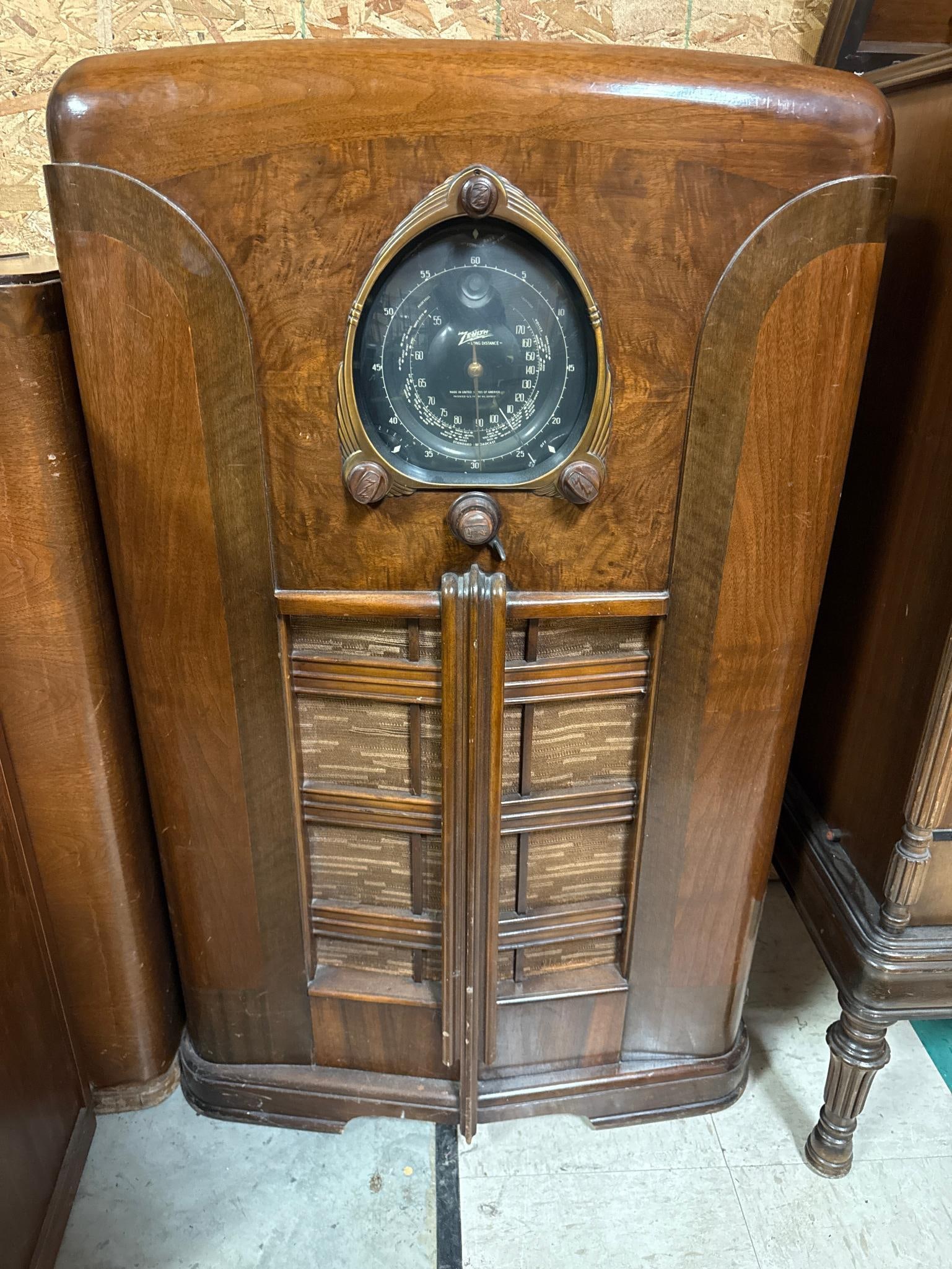 A Group of Four Vintage Console Radios and Radio-Phonographs, including Zenith and Victor - 7