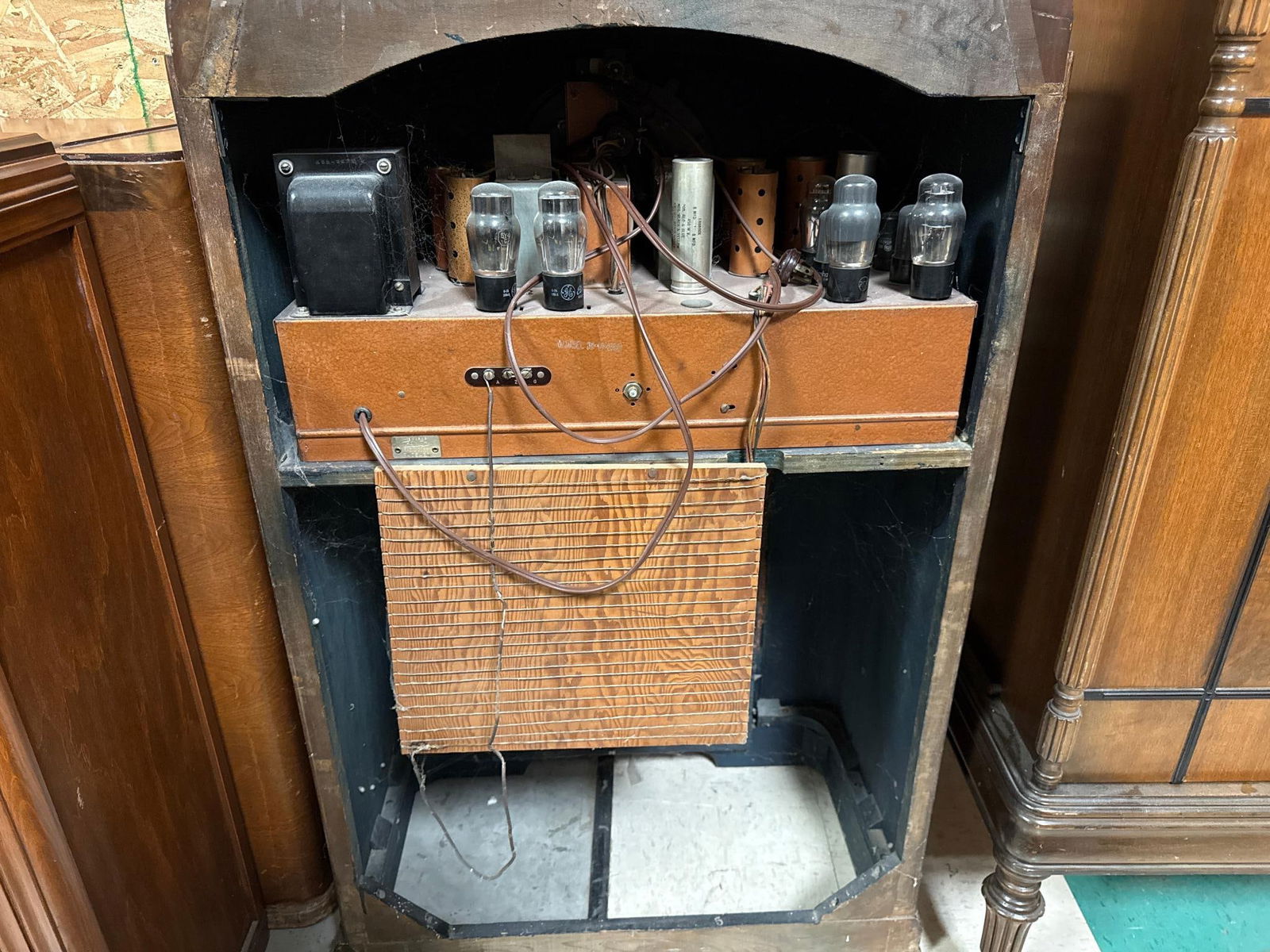 A Group of Four Vintage Console Radios and Radio-Phonographs, including Zenith and Victor - 8