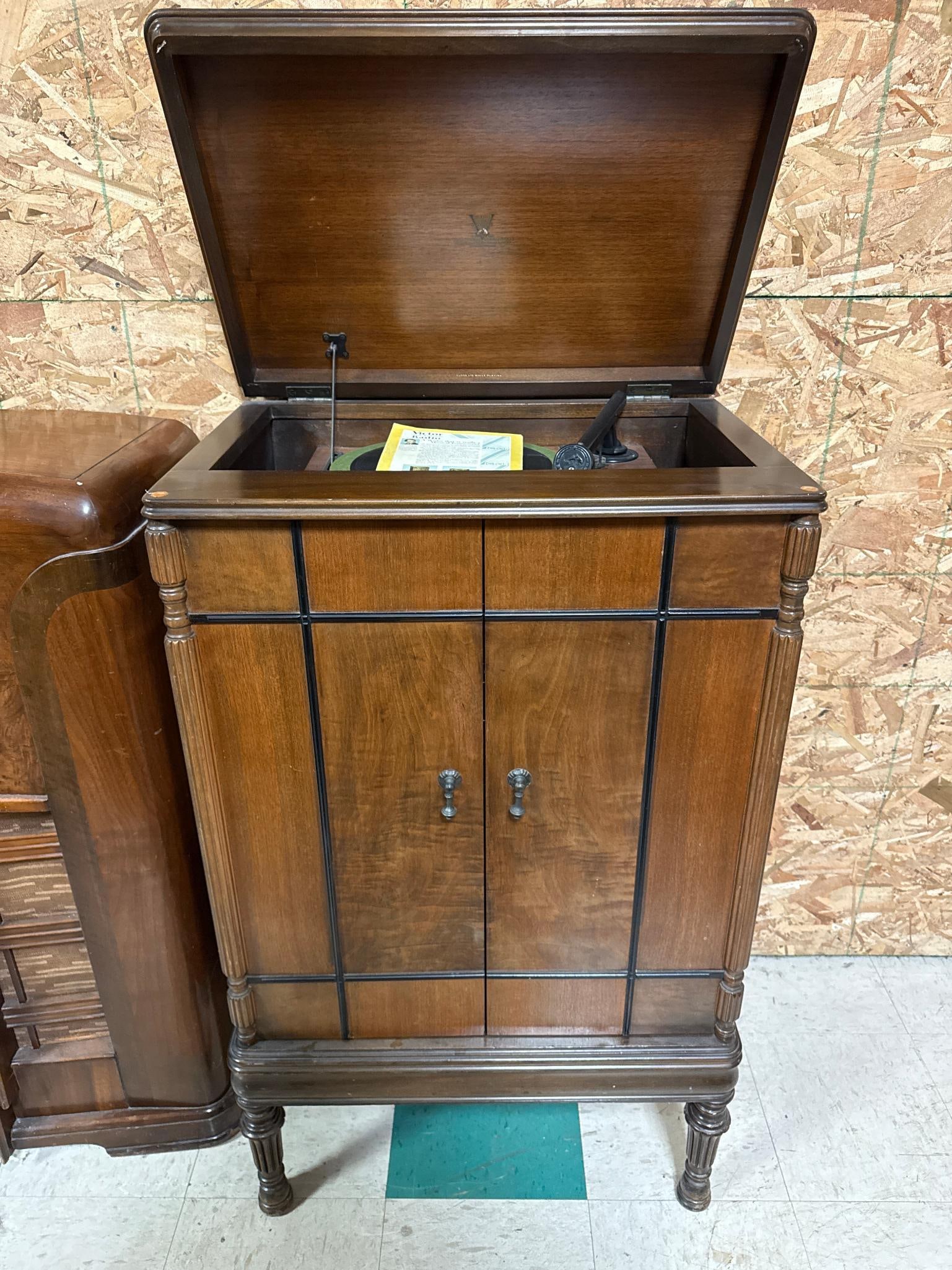 A Group of Four Vintage Console Radios and Radio-Phonographs, including Zenith and Victor - 9