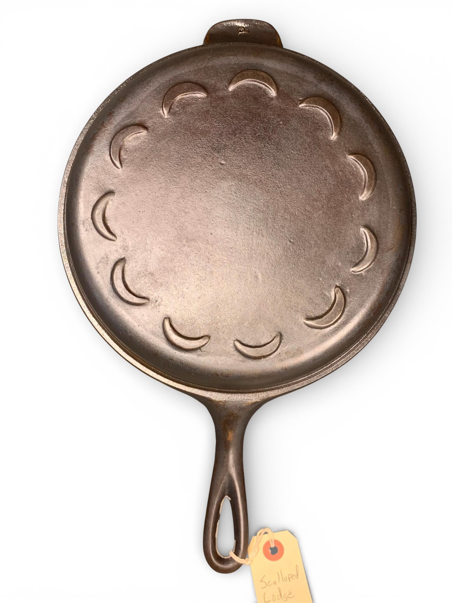 Lodge Scalloped Crescent Moon Cast Iron Shallow Lid (1 of 9)