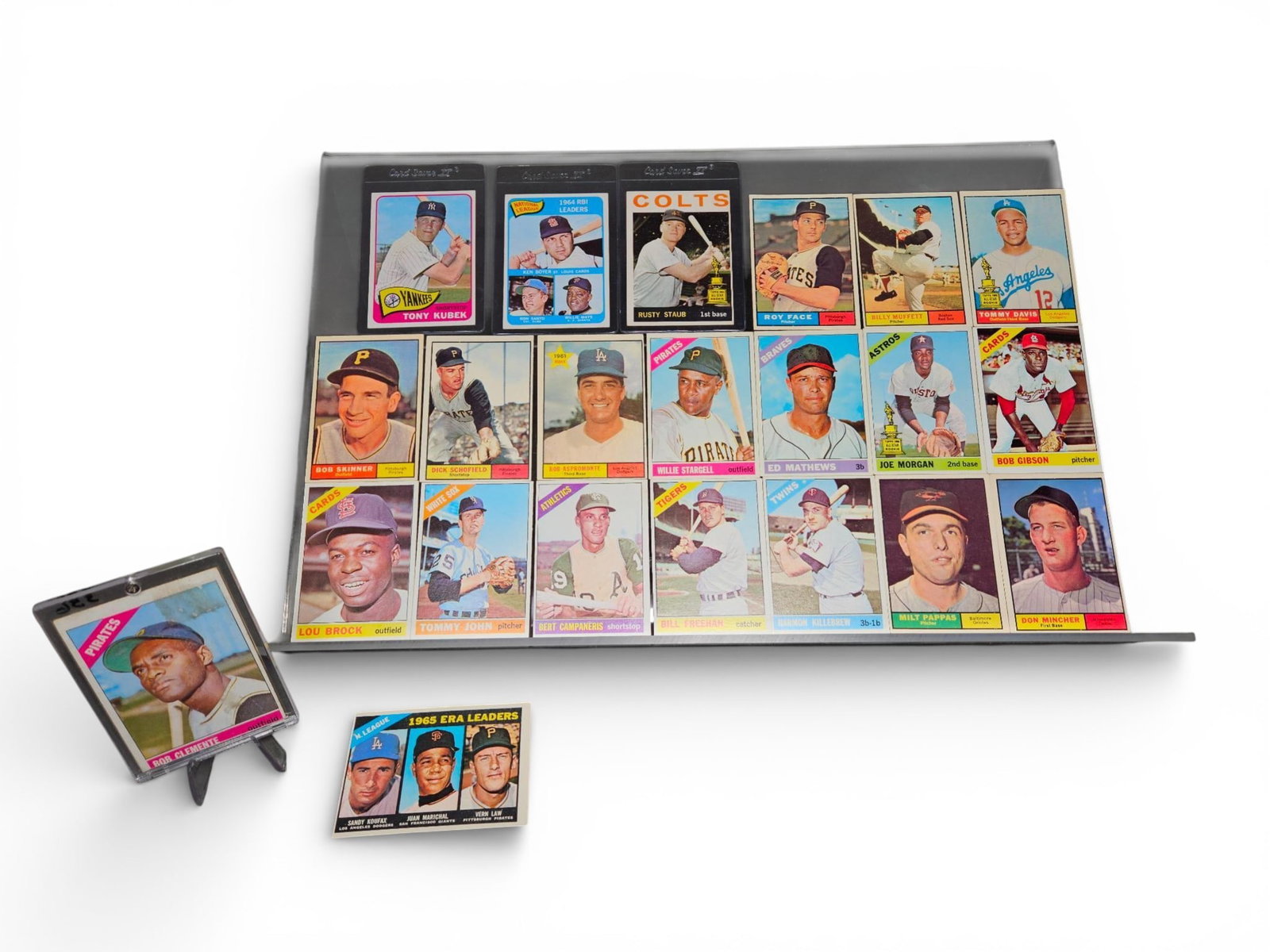 A Collection of Vintage Topps Baseball Cards, Mid-1960s Issues Including Roberto Clemente (1 of 17)