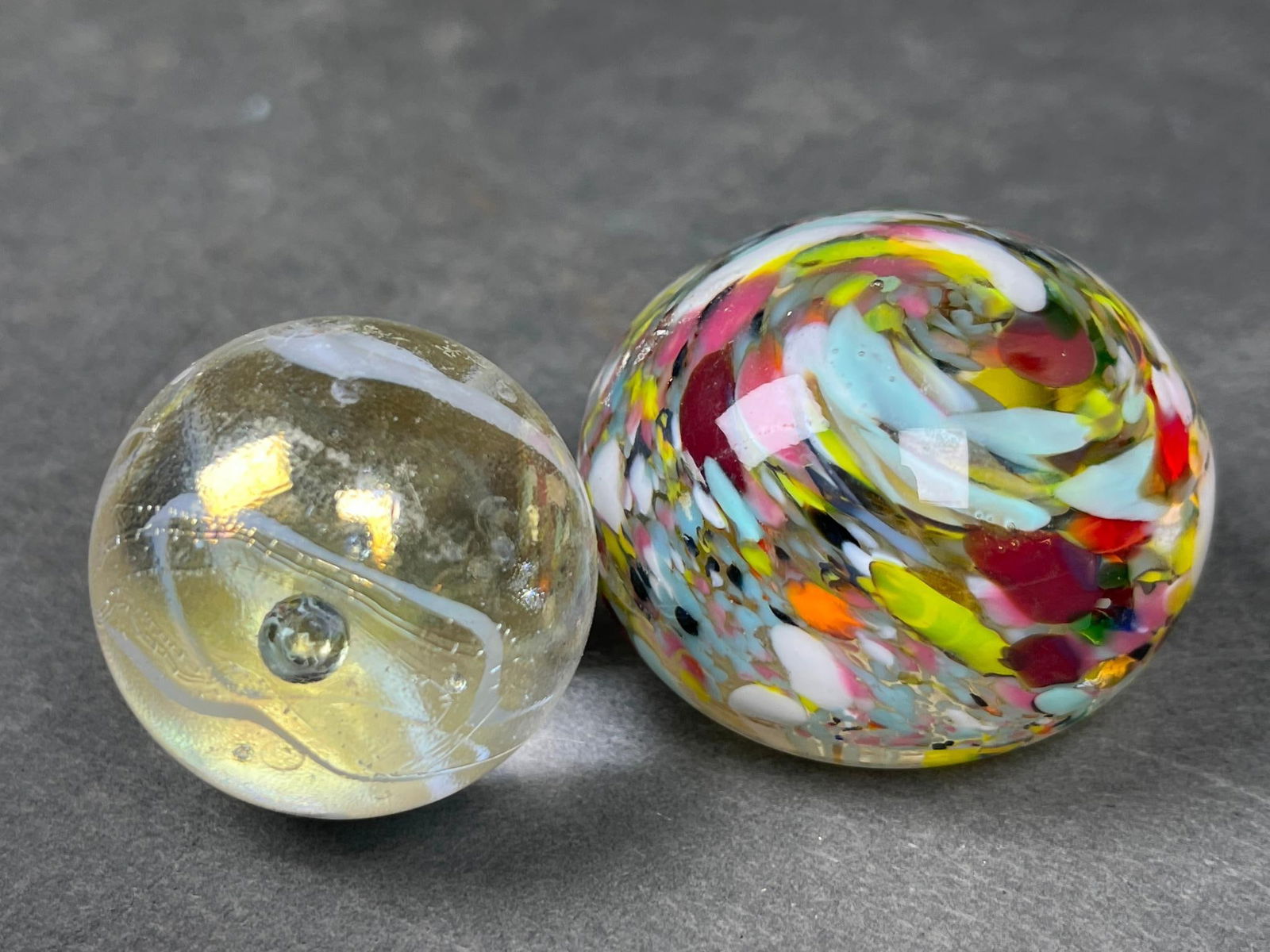 A group of St. Clair Studio Art Glass Paperweights and Figurines, Signed Jim Davis and Jim Hopper - 16