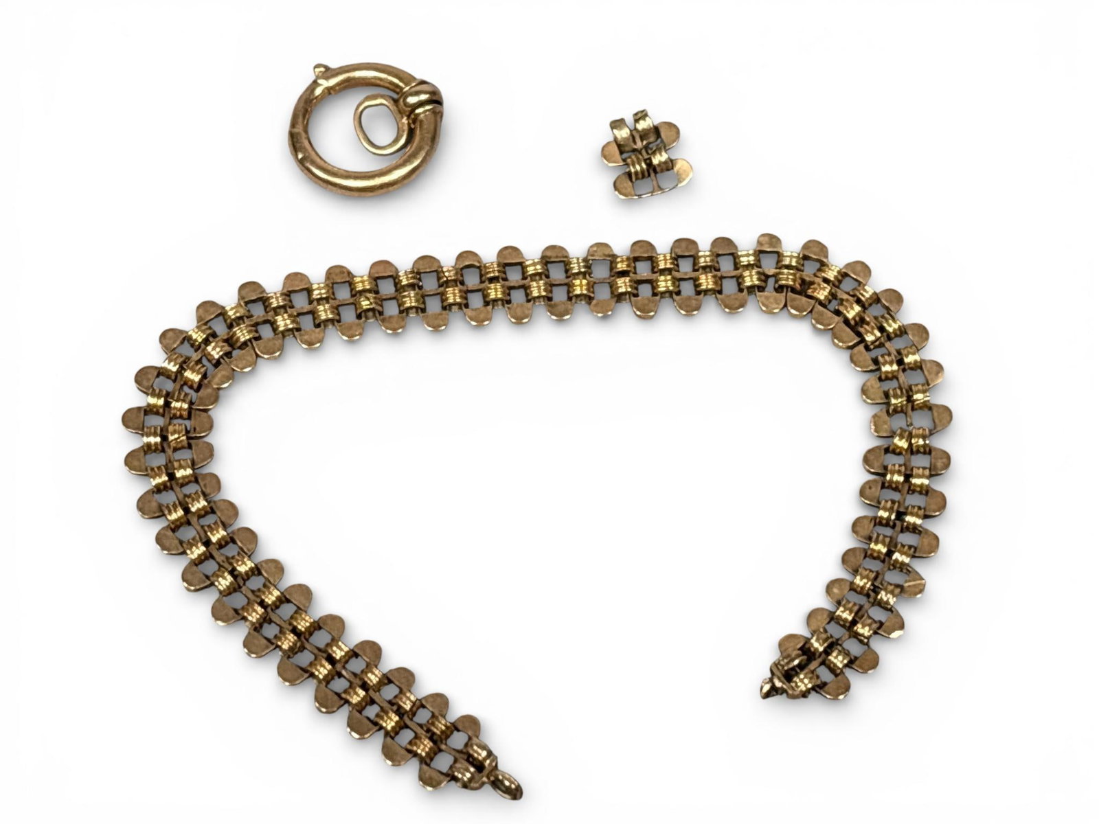 14k Yellow Gold Articulated Scalloped Link Bracelet: A vintage-style articulated bracelet featuring a wide, flexible band of interconnected scalloped links. Each link is detailed with a ribbed center, providing a textured and architectural appearance.